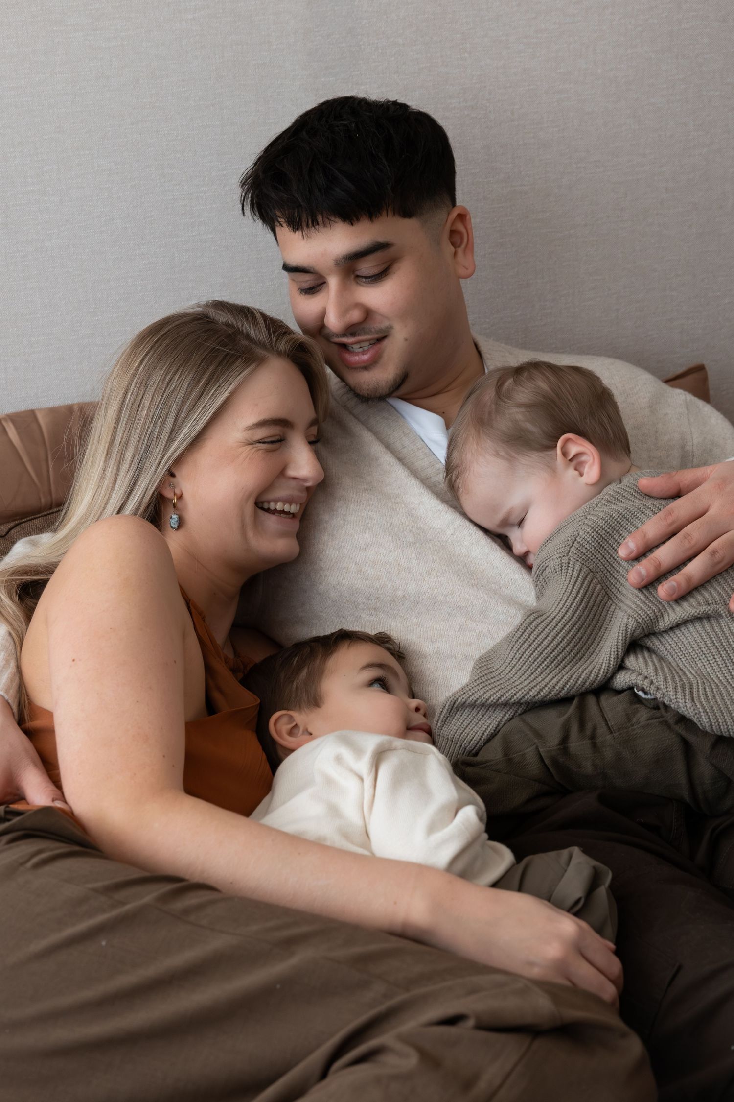 Spontane en liefdevolle gezinsfotoshoot door een gezinsfotograaf uit Eindhoven.