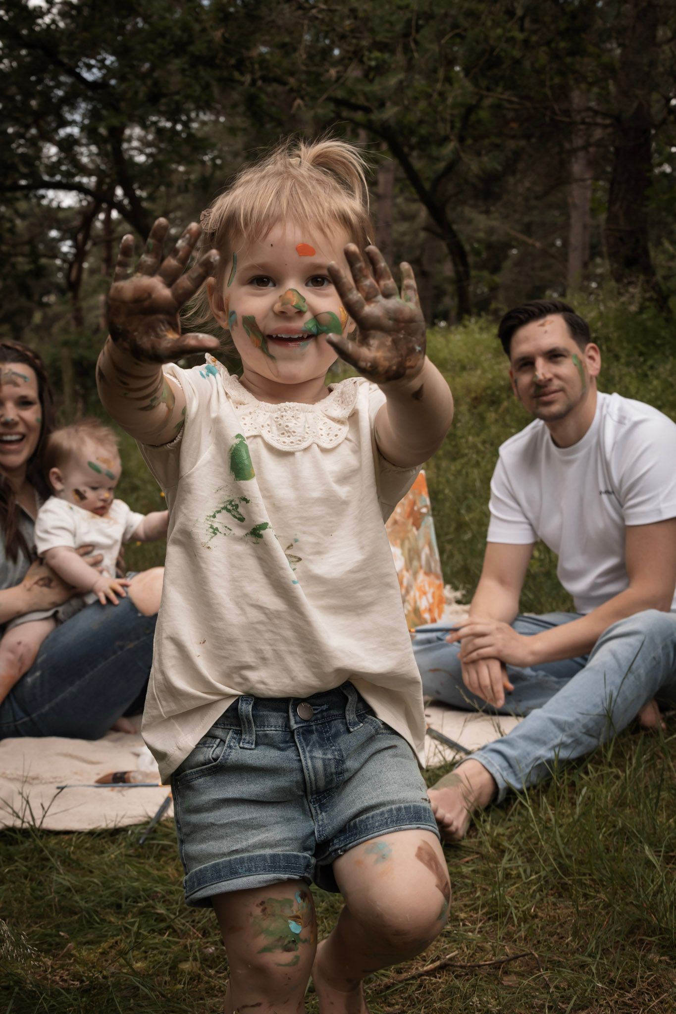 Op 12 april in Eindhoven: een creatieve verf mini shoot voor gezinnen! Maak een canvas en schilder elkaar voor kleurrijke herinneringen.