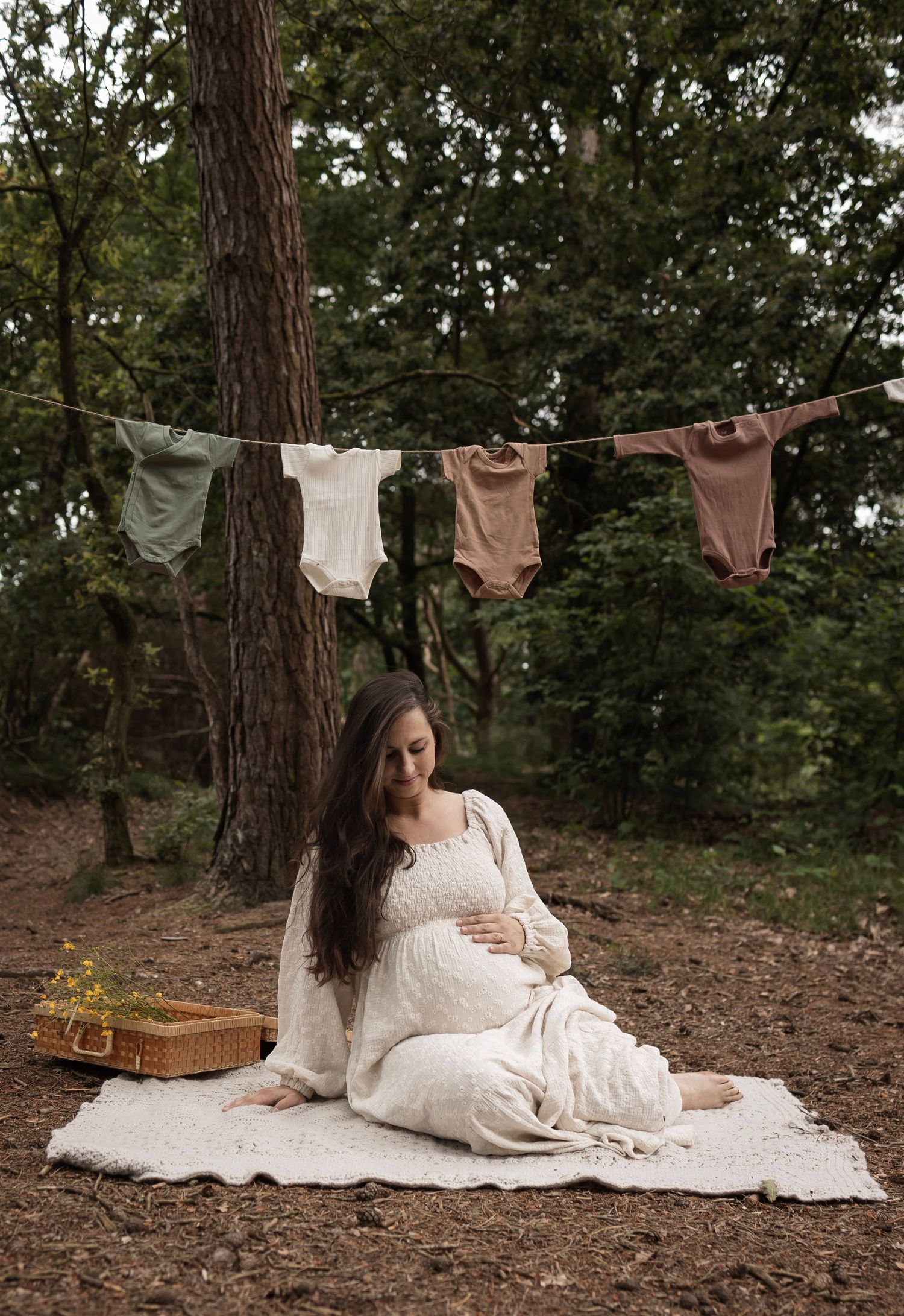 zwangerschapshoot in Eindhoven, Noord-Brabant. uitkijkend naar je kleintje. voor altijd een tasbare herinnering aan je zwangerschap.