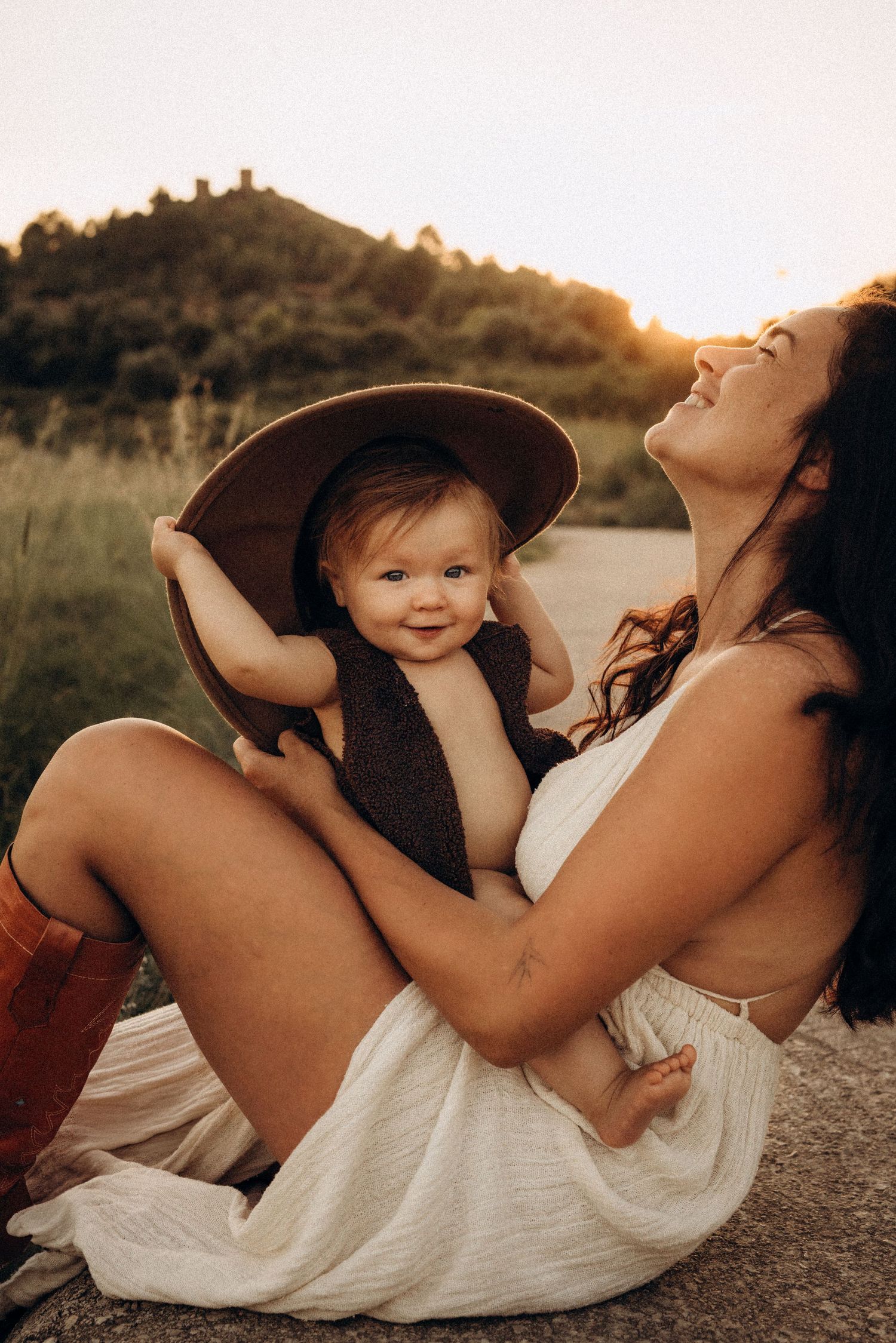 Photographer in Javea documenting warm and storytelling family sessions at sunset