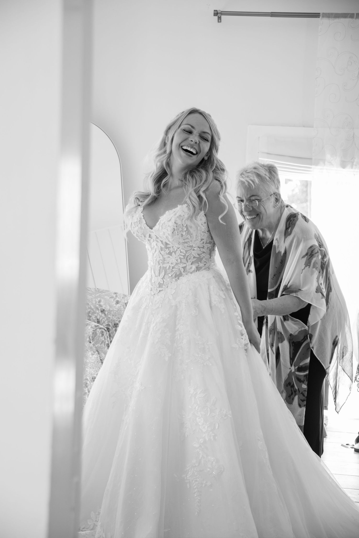upstate new york wedding bridesmaids photography. capital region wedding. true to color photography. Documentary and candid photography