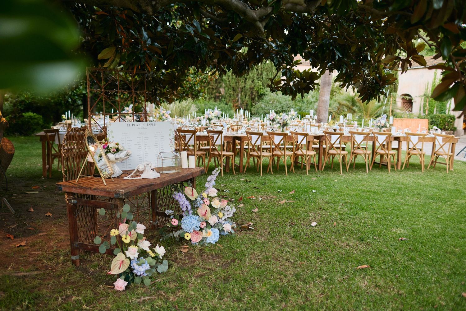 Magnifique décoration florale des tables au domaine de Vignale