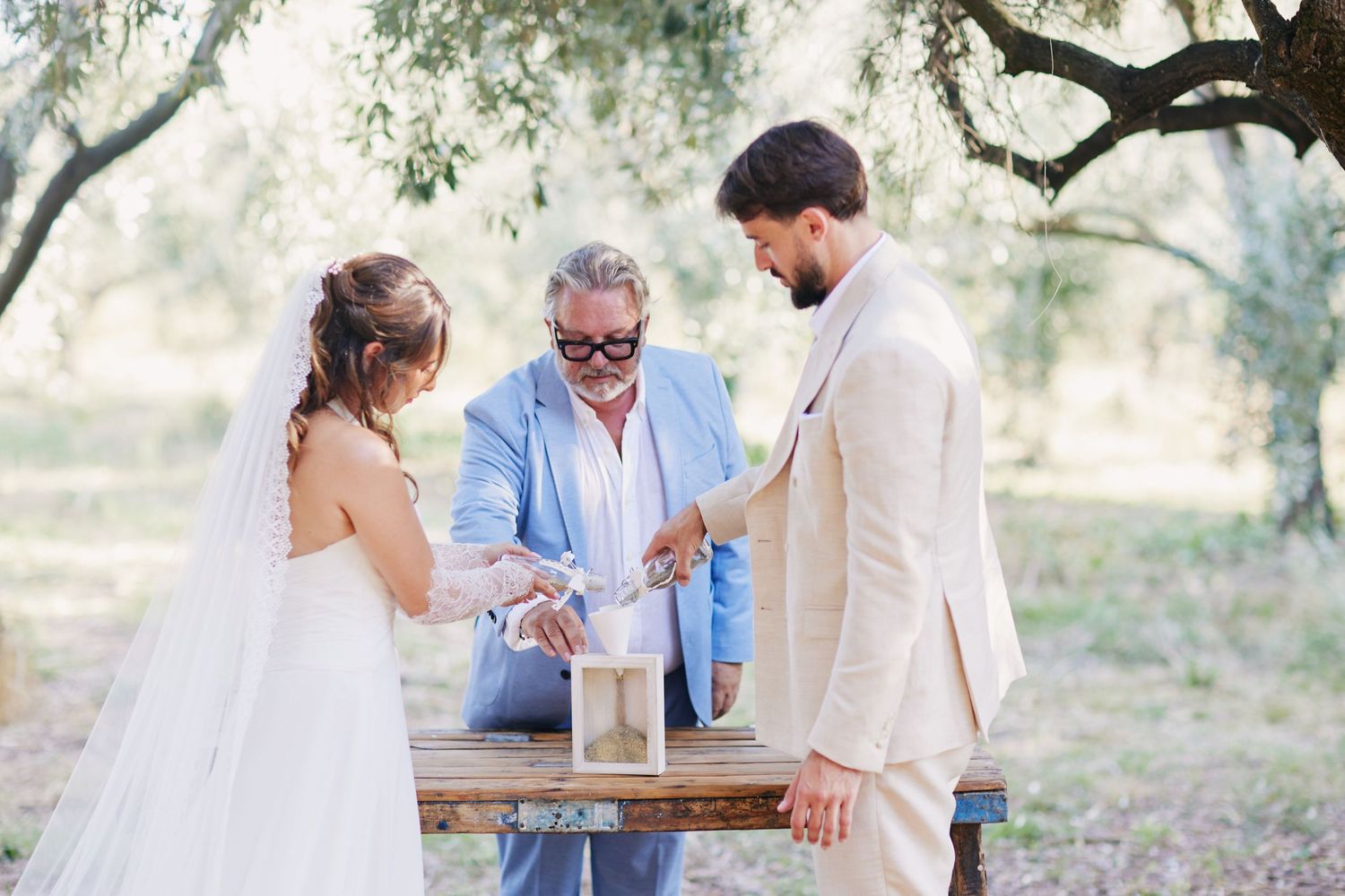Cérémonie laïque sous l'oliveraie du domaine de Vignale, mariage en Corse