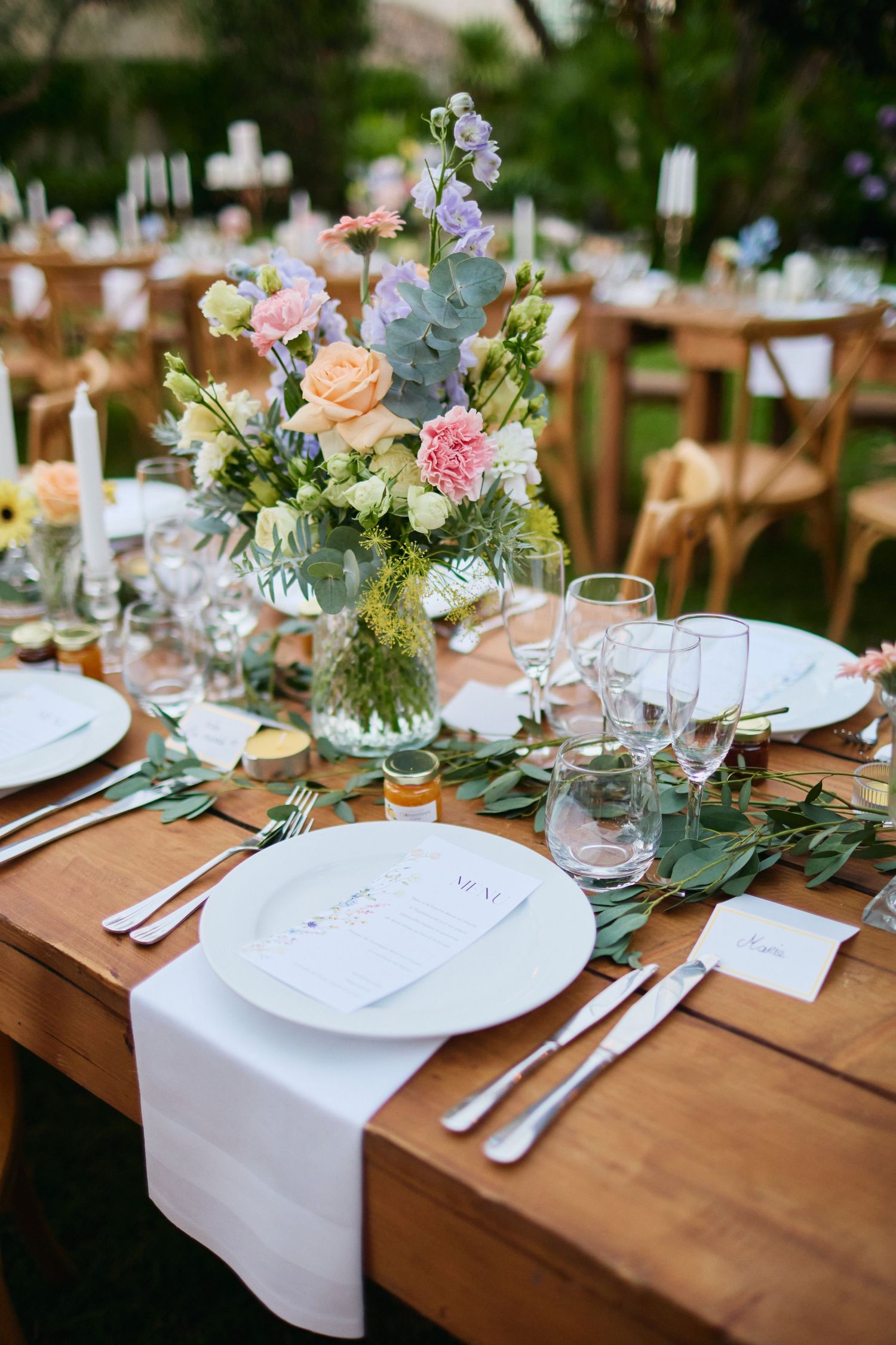 Magnifique décoration florale des tables au domaine de Vignale