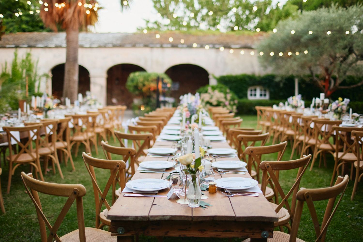 Magnifique décoration florale des tables au domaine de Vignale