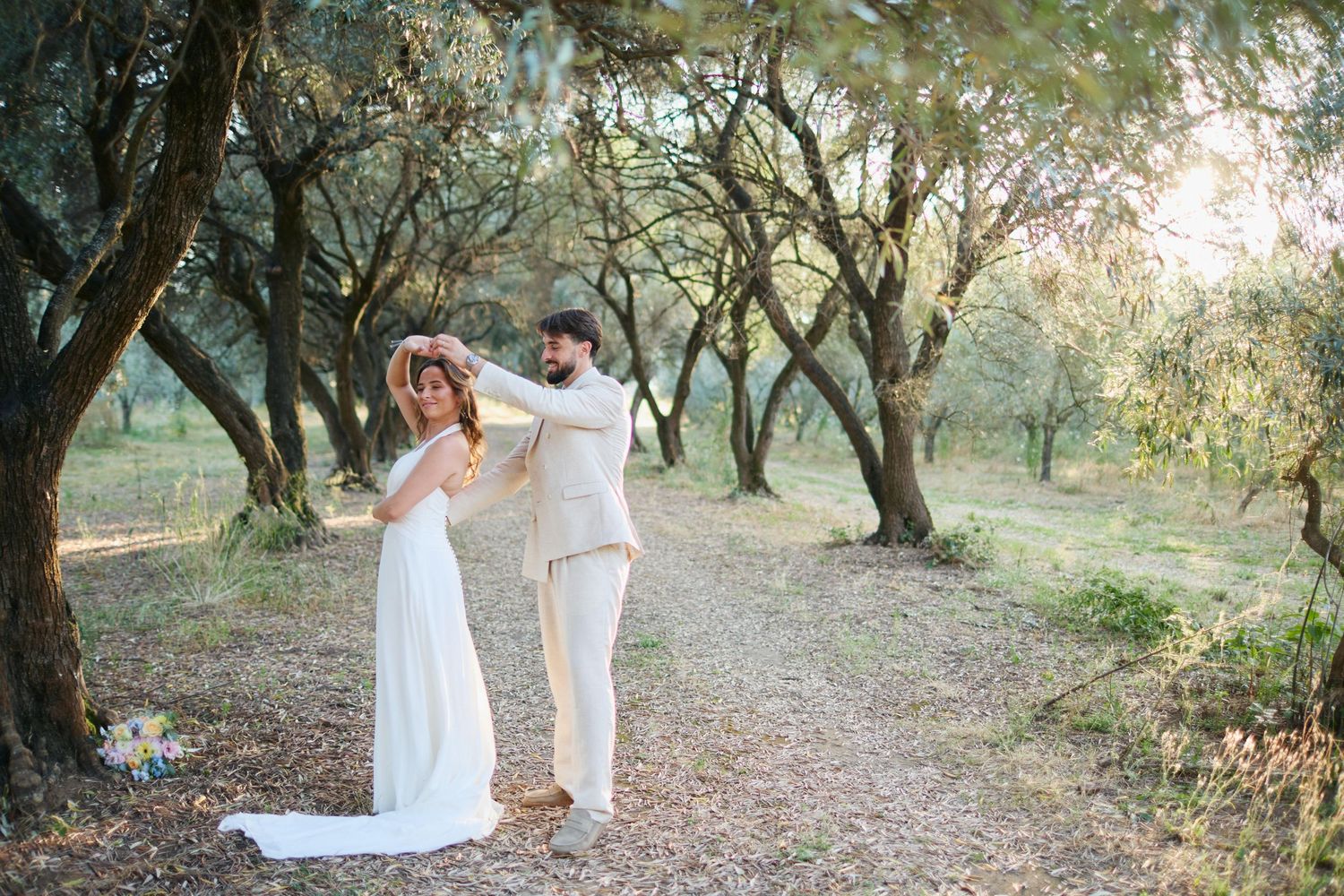 Séance couple pour les mariés sous l'oliveraie au Domaine de Vignale, mariage en corse