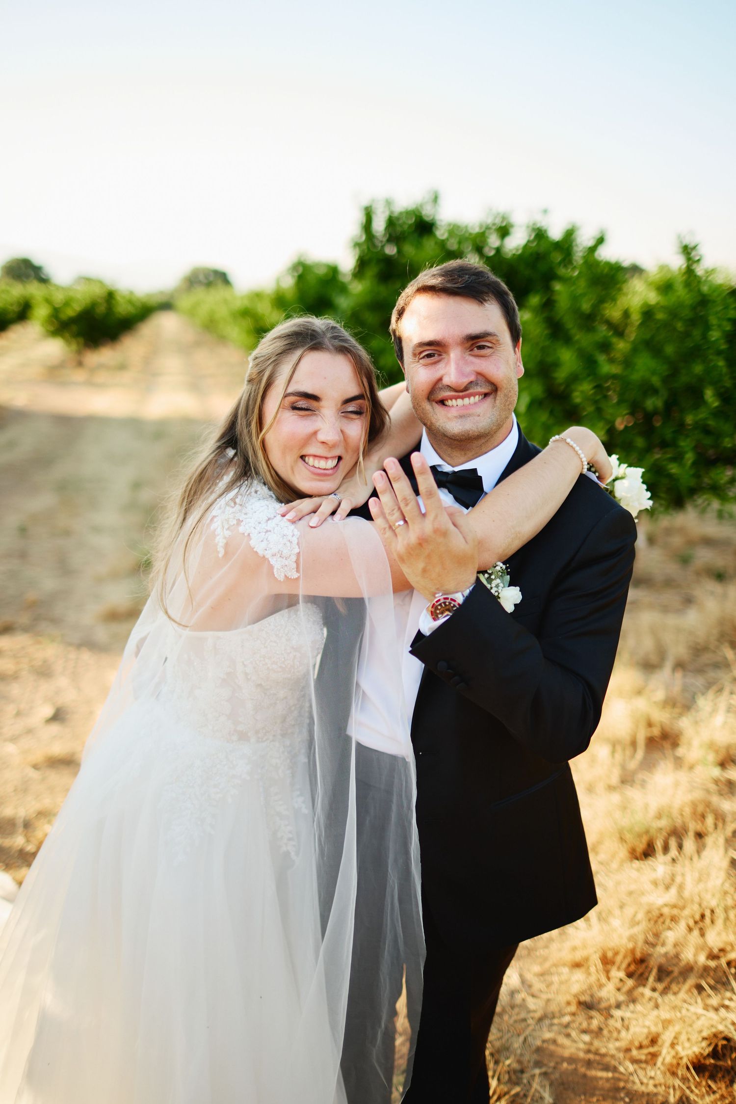 Portrait des mariés souriant à l'objectif dans un domaine privé à Venzolasca.