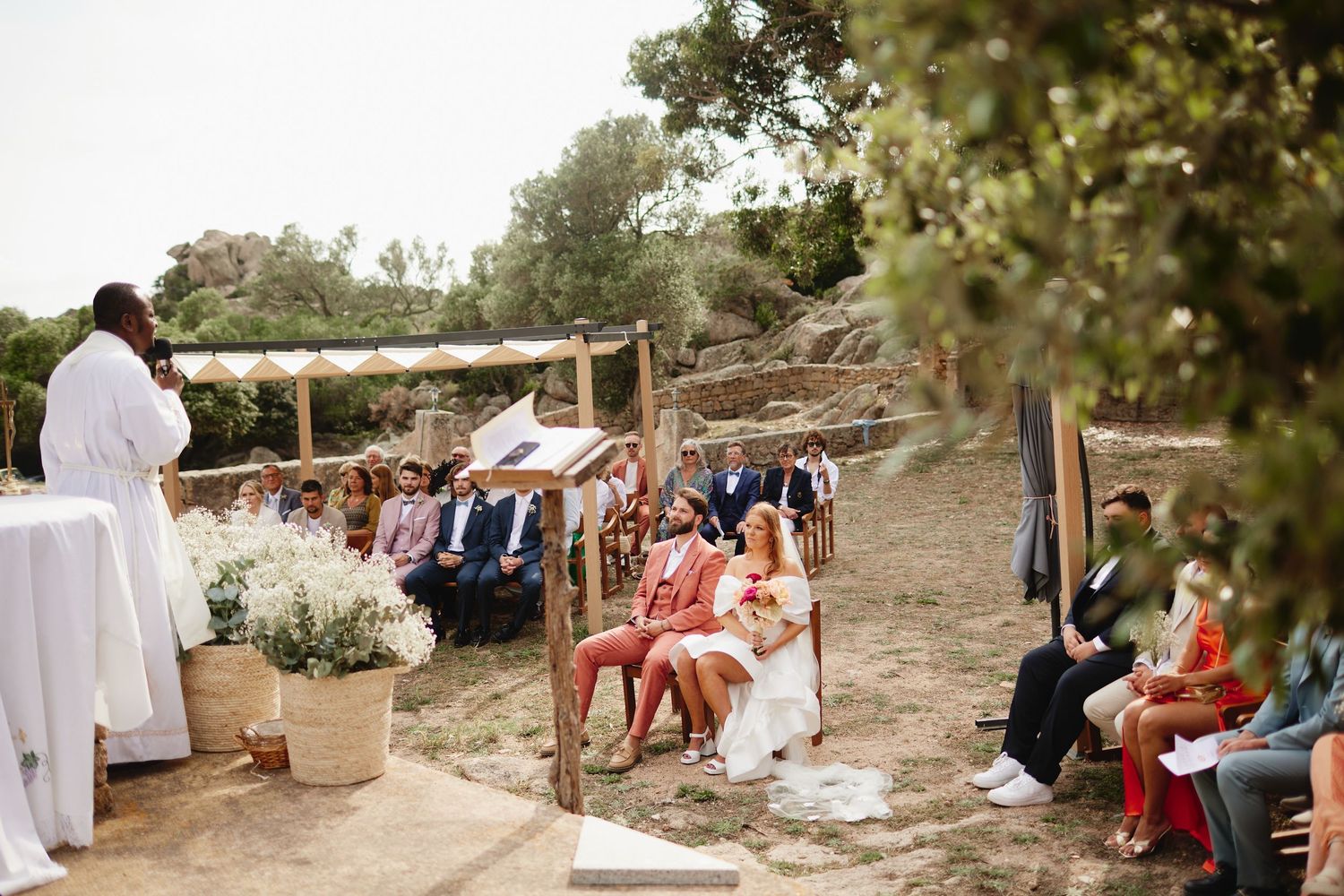 Cérémonie de mariage à l'église de la Trinité à Bonifacio