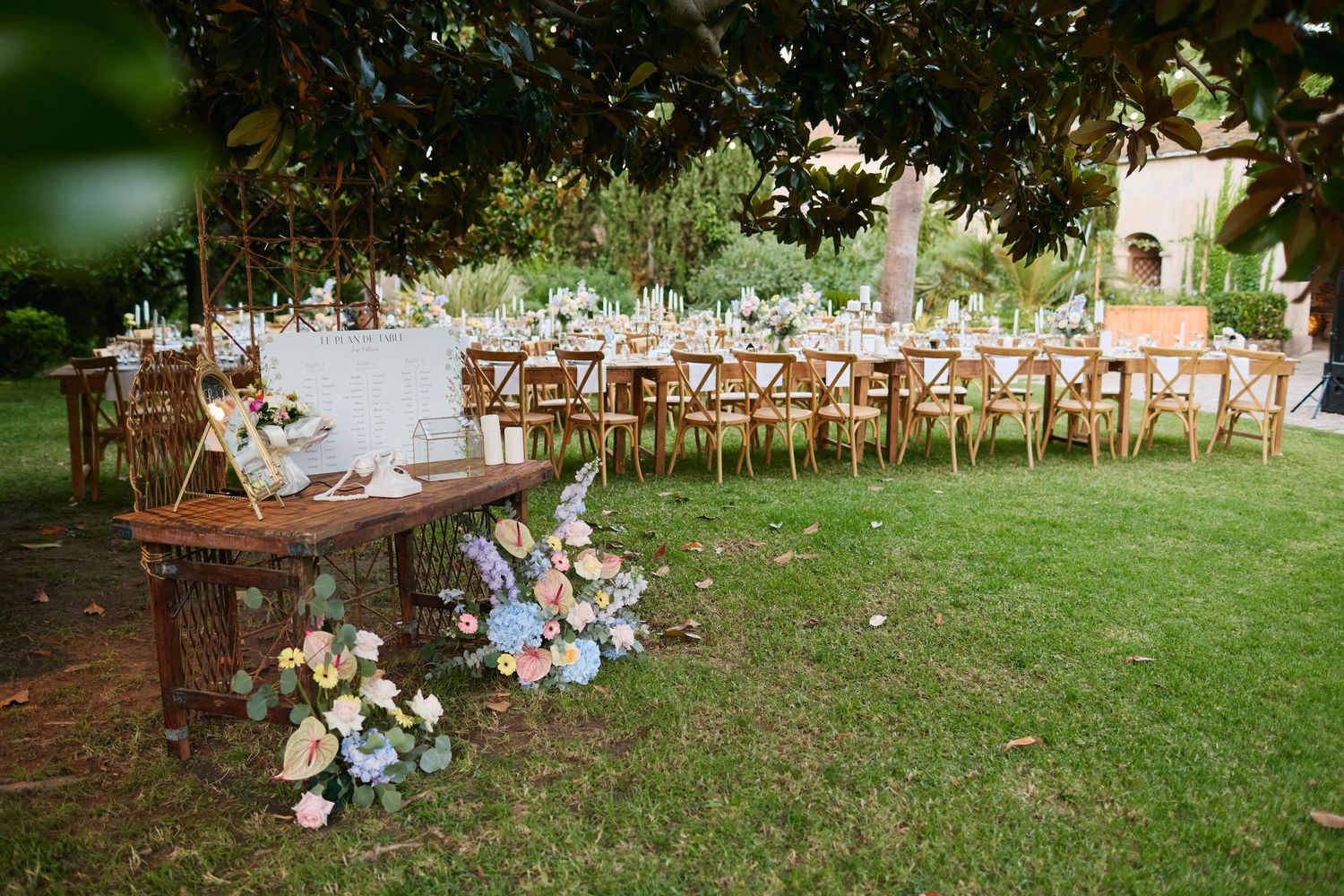 Magnifique décoration florale des tables au domaine de Vignale