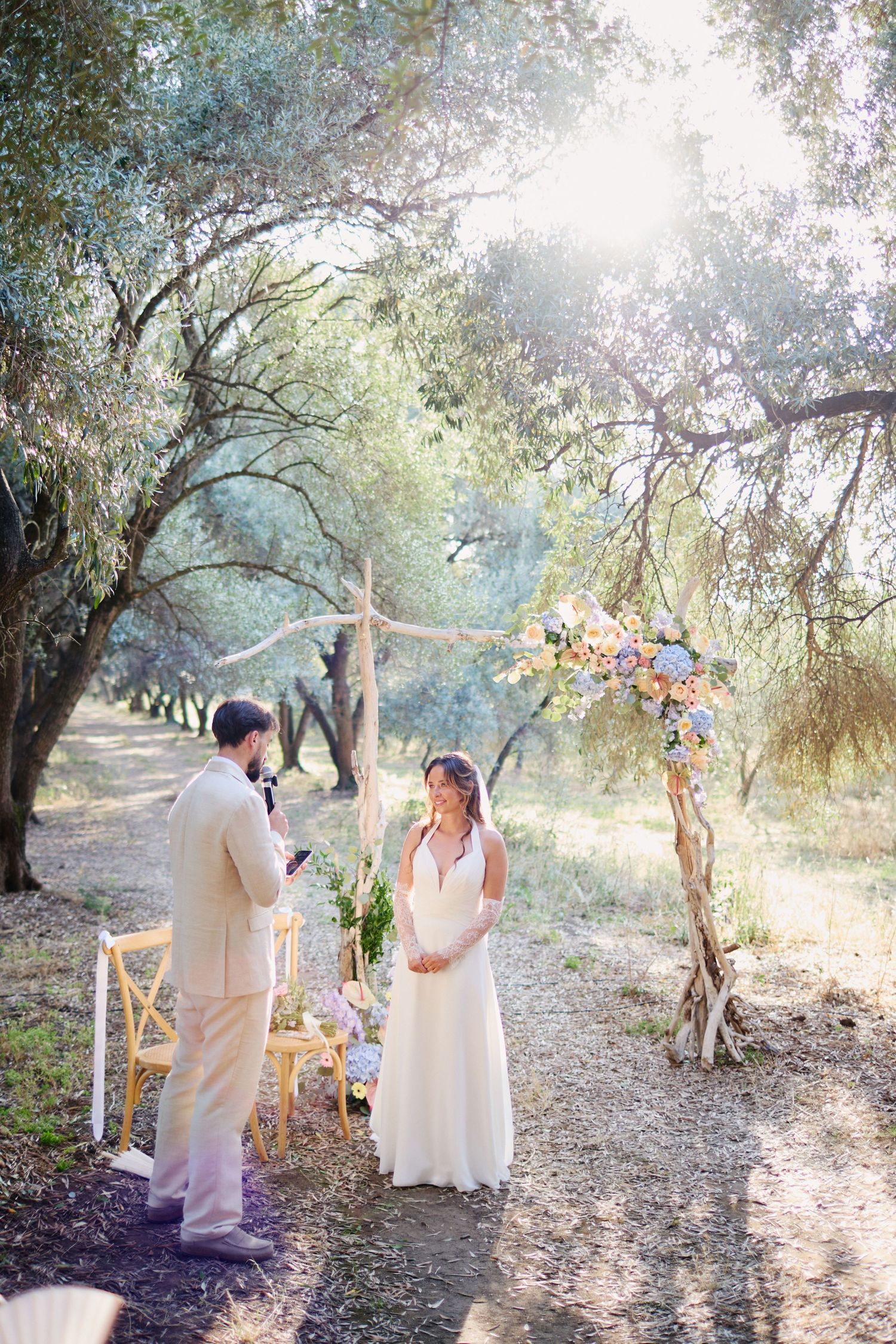 Cérémonie laïque sous l'oliveraie du domaine de Vignale, mariage en Corse