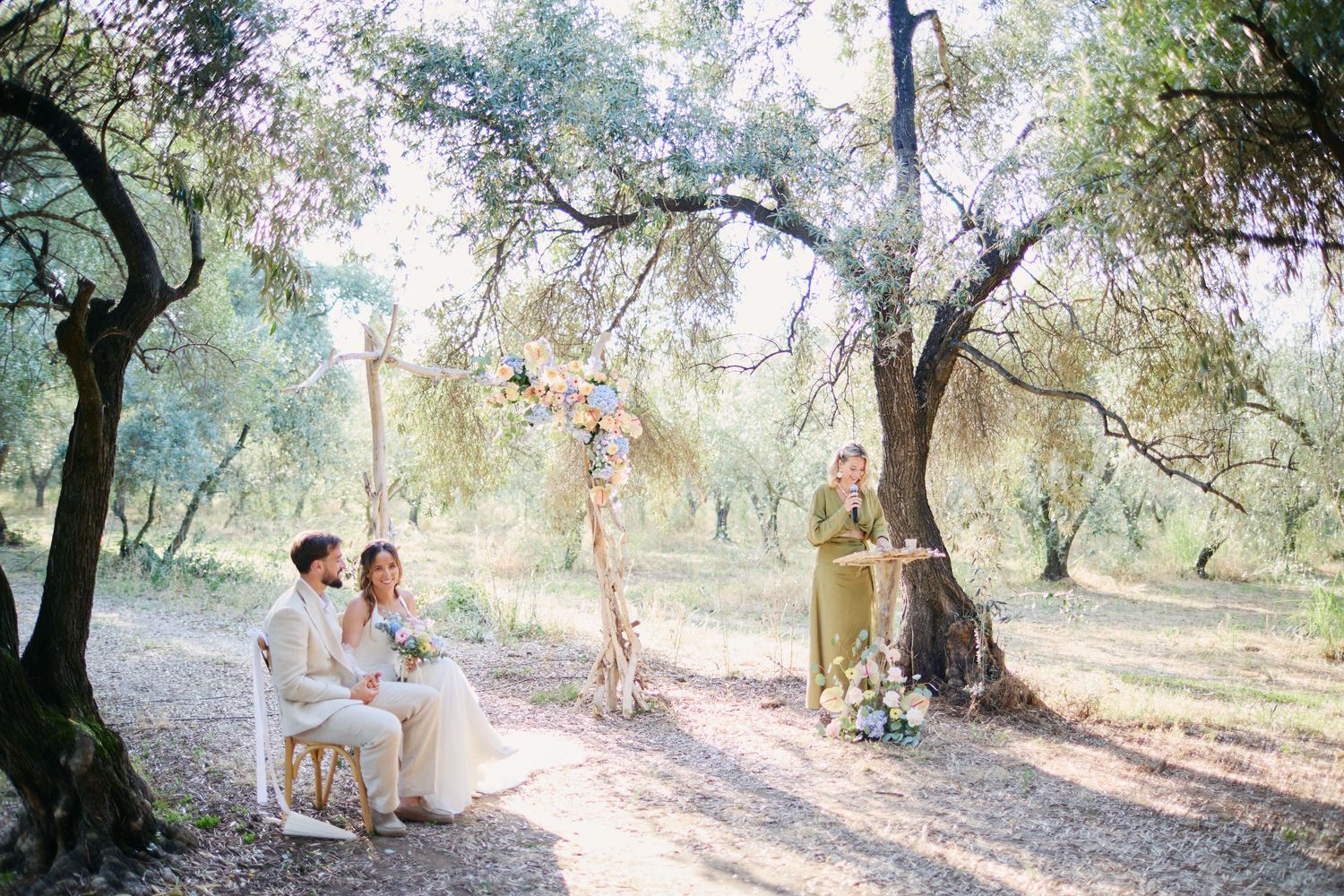 Cérémonie laïque sous l'oliveraie du domaine de Vignale, mariage en Corse