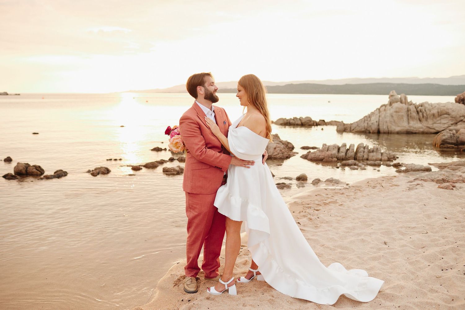 Photos de couple pour un mariage les pieds dans l'eau sur Bonifacio