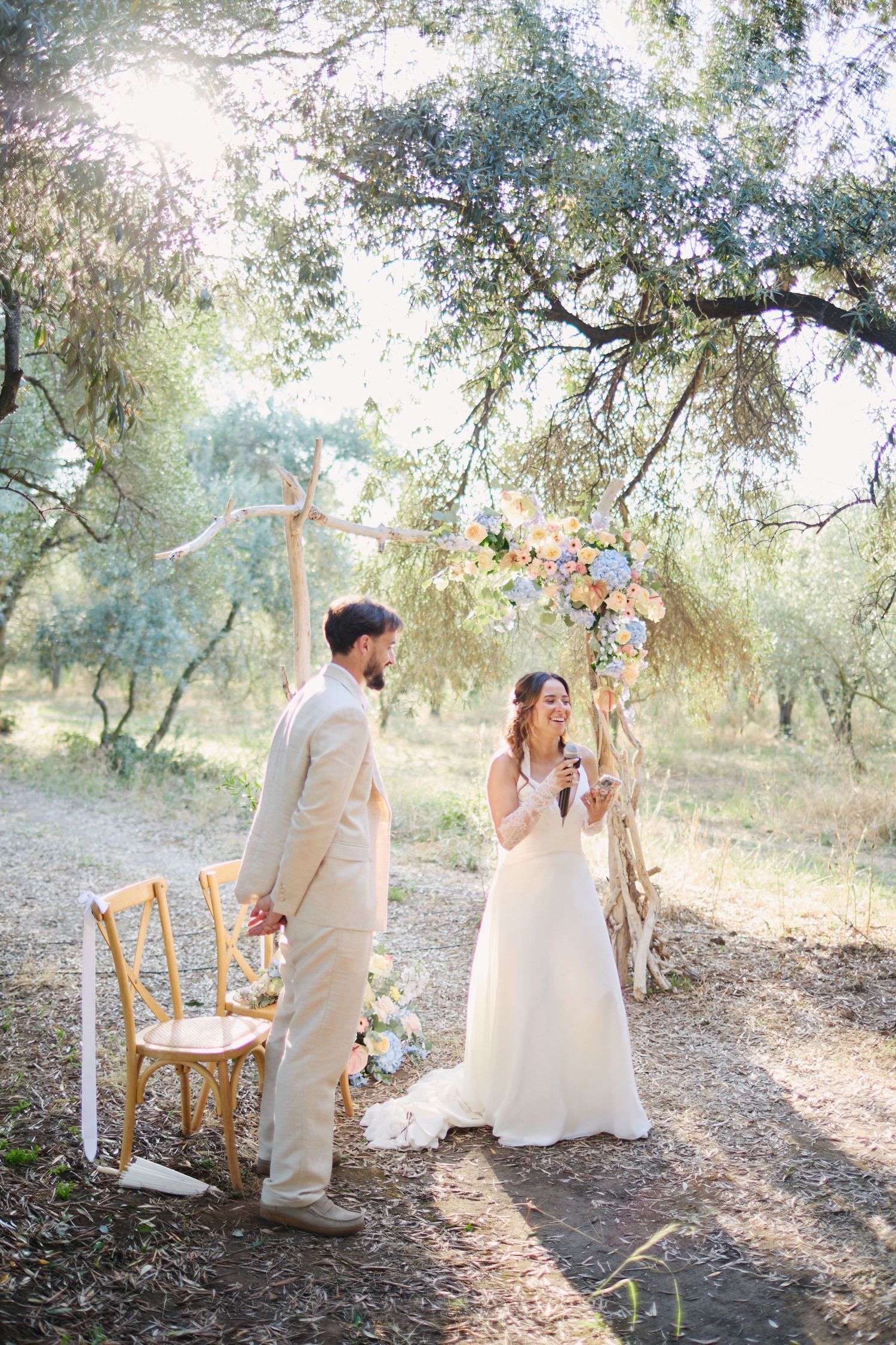 Cérémonie laïque sous l'oliveraie du domaine de Vignale, mariage en Corse