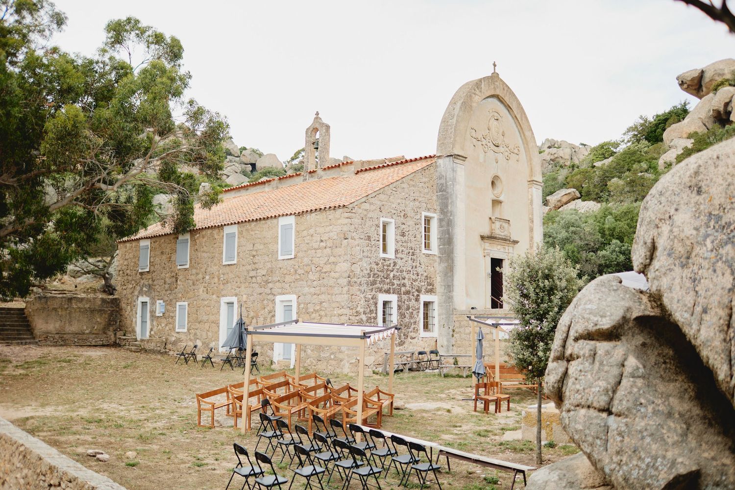 Cérémonie de mariage à l'église de la Trinité à Bonifacio