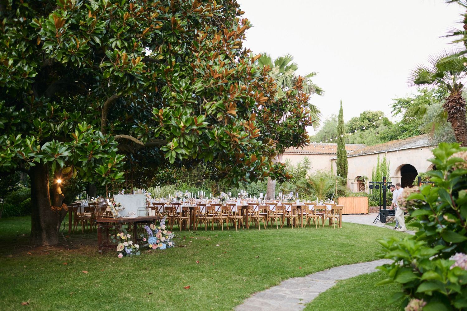 Magnifique décoration florale des tables au domaine de Vignale