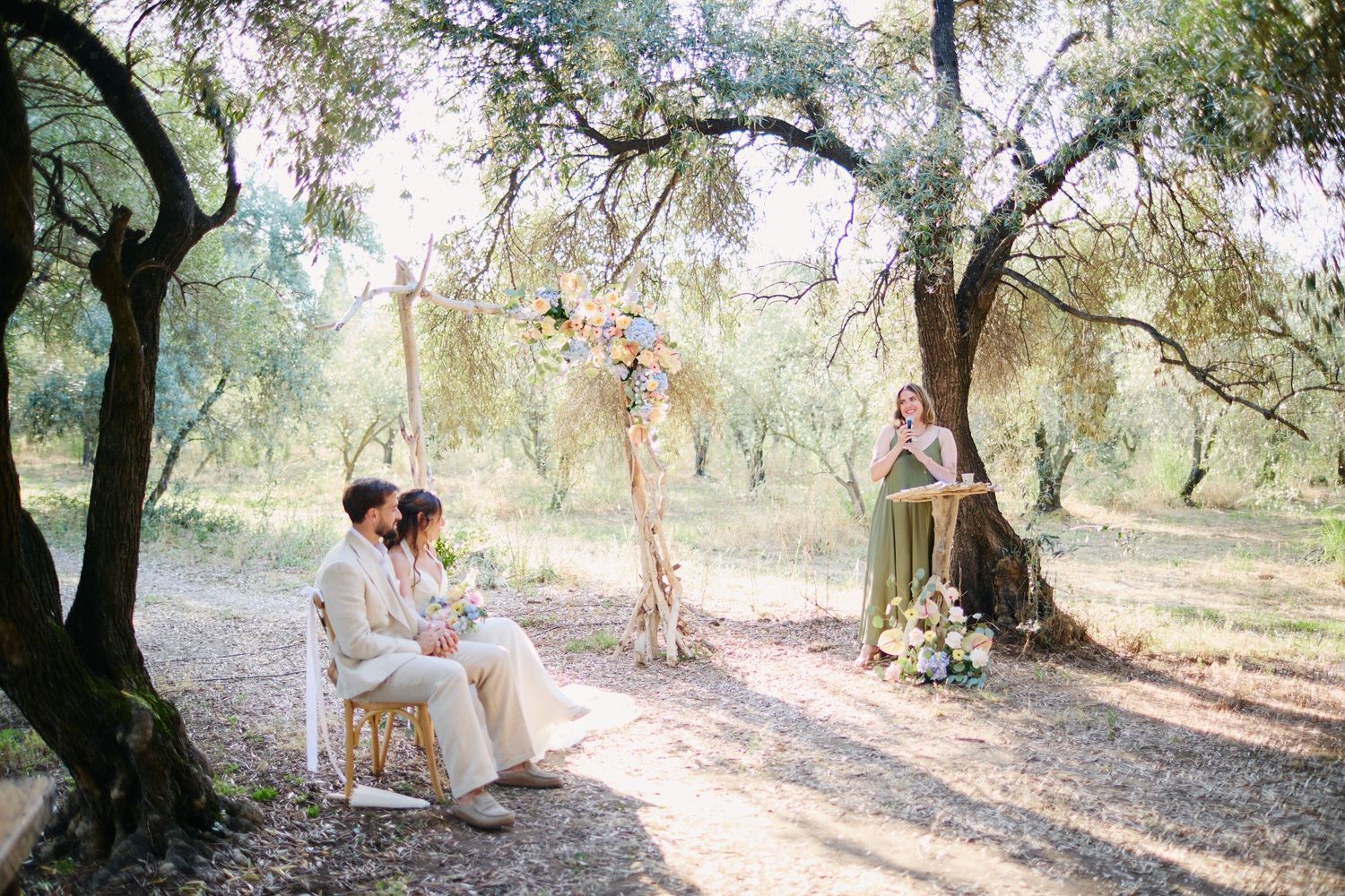 Cérémonie laïque sous l'oliveraie du domaine de Vignale, mariage en Corse