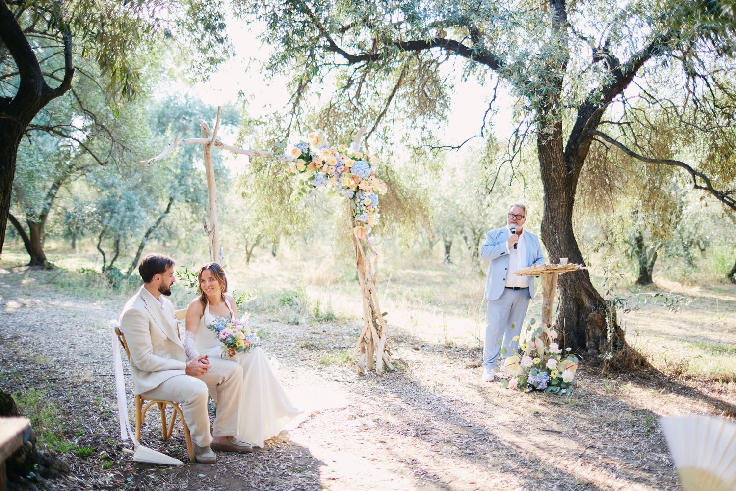 Cérémonie laïque sous l'oliveraie du domaine de Vignale, mariage en Corse
