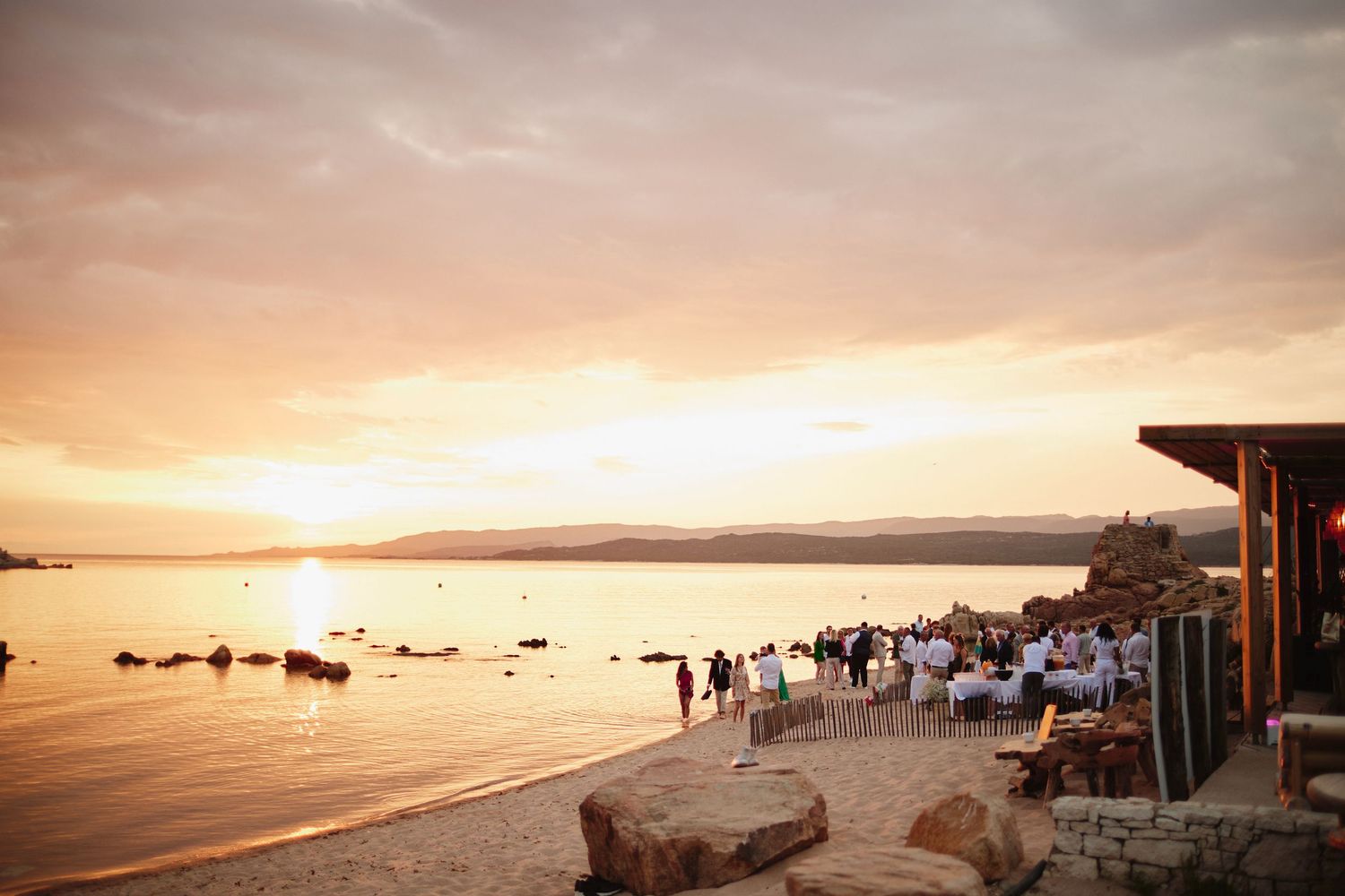 Couché de soleil au Goéland Beach à Bonifacio, réception mariage en corse