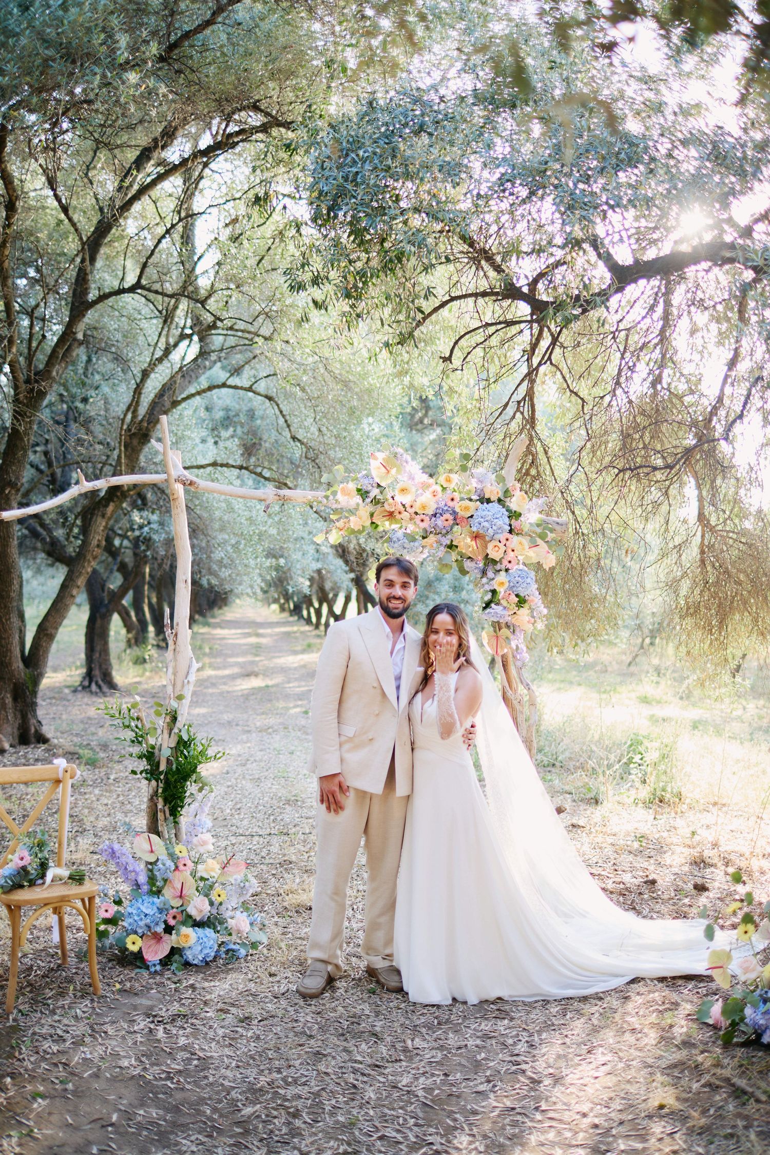 Cérémonie laïque sous l'oliveraie du domaine de Vignale, mariage en Corse