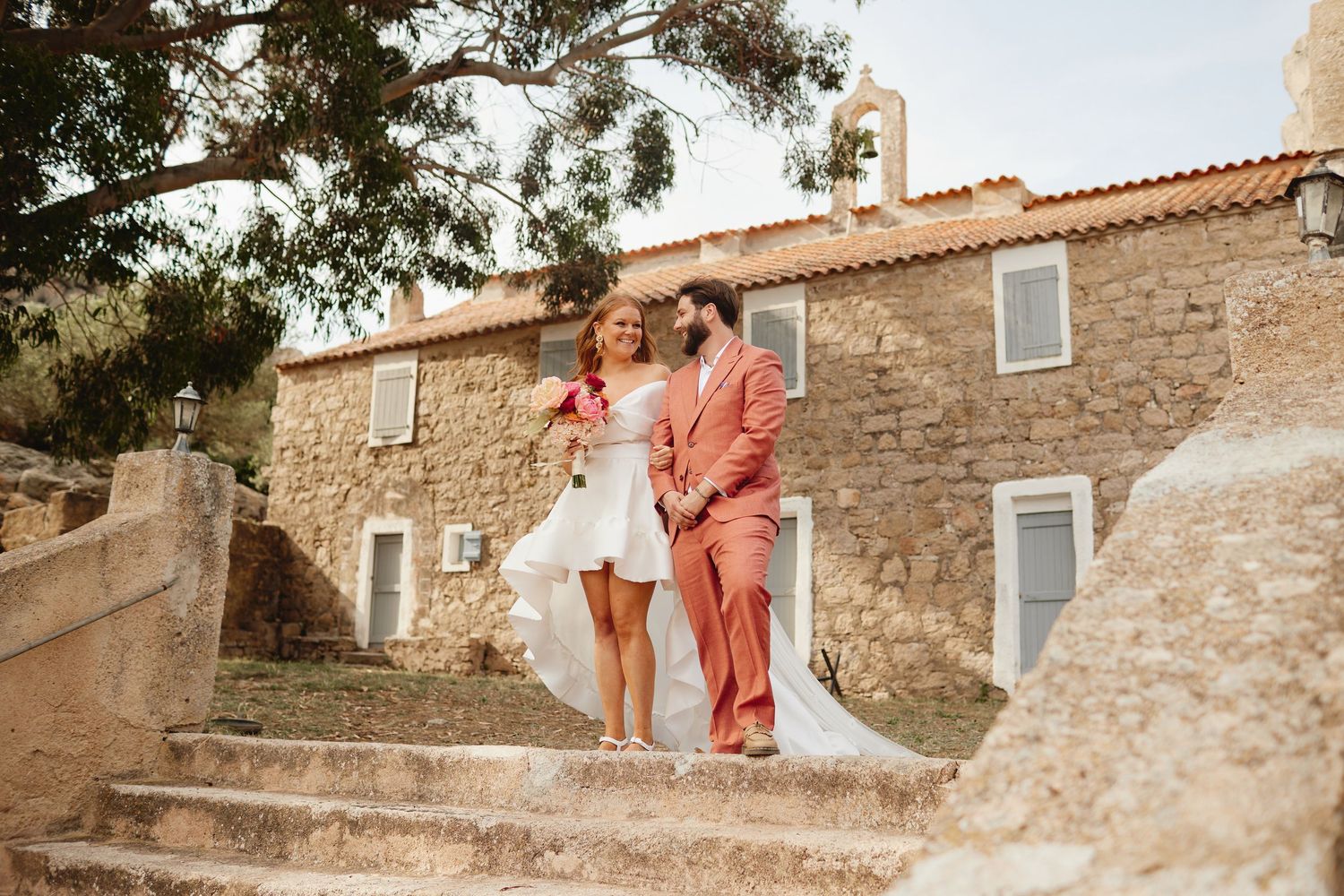 Cérémonie de mariage à l'église de la Trinité à Bonifacio