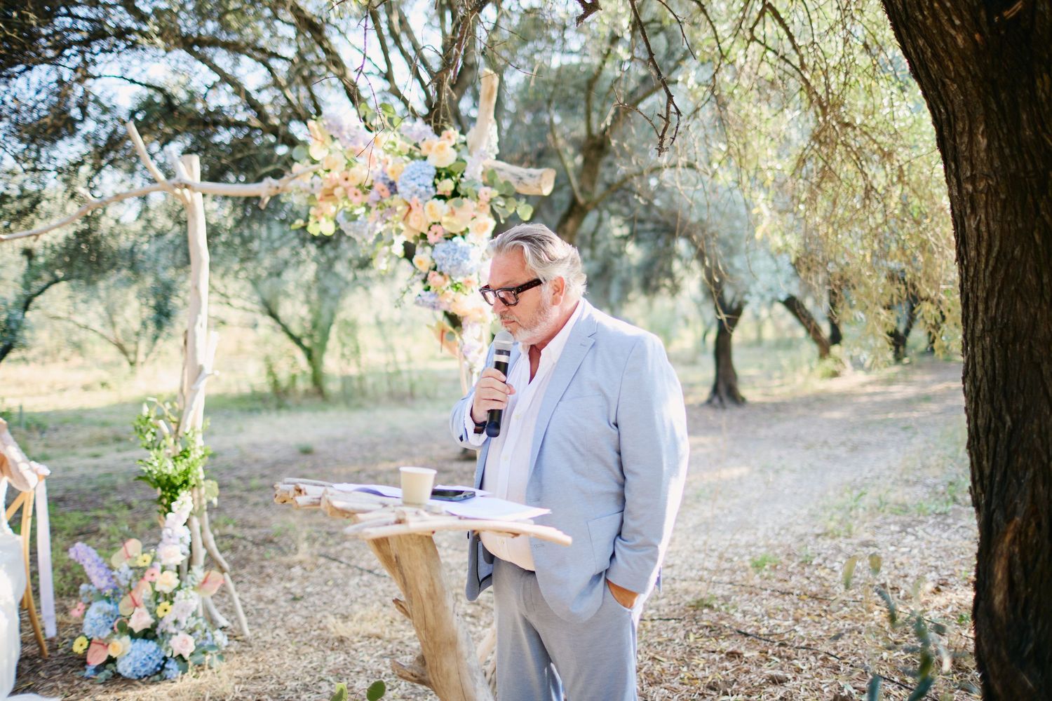 Cérémonie laïque sous l'oliveraie du domaine de Vignale, mariage en Corse