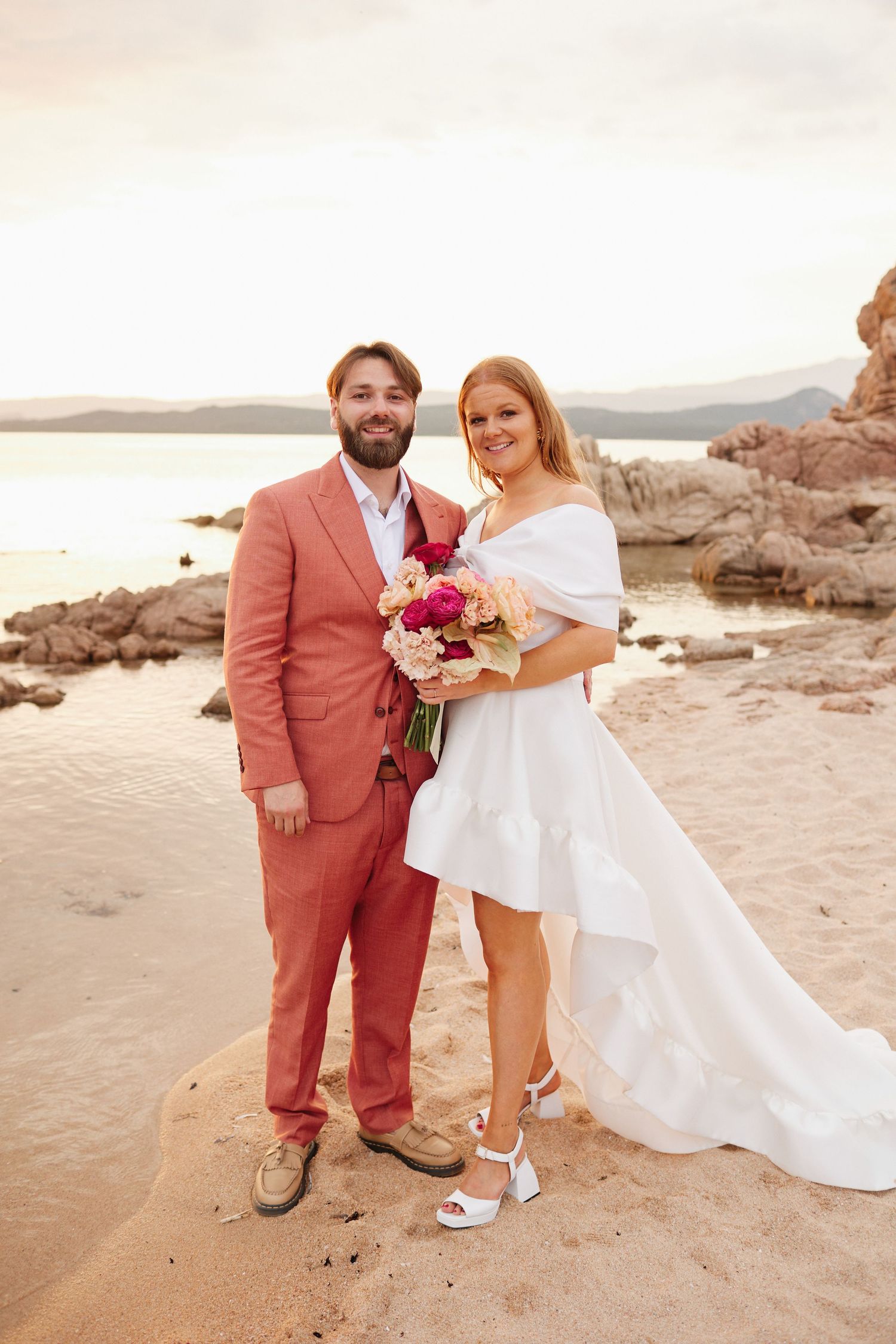Photos de couple pour un mariage les pieds dans l'eau sur Bonifacio