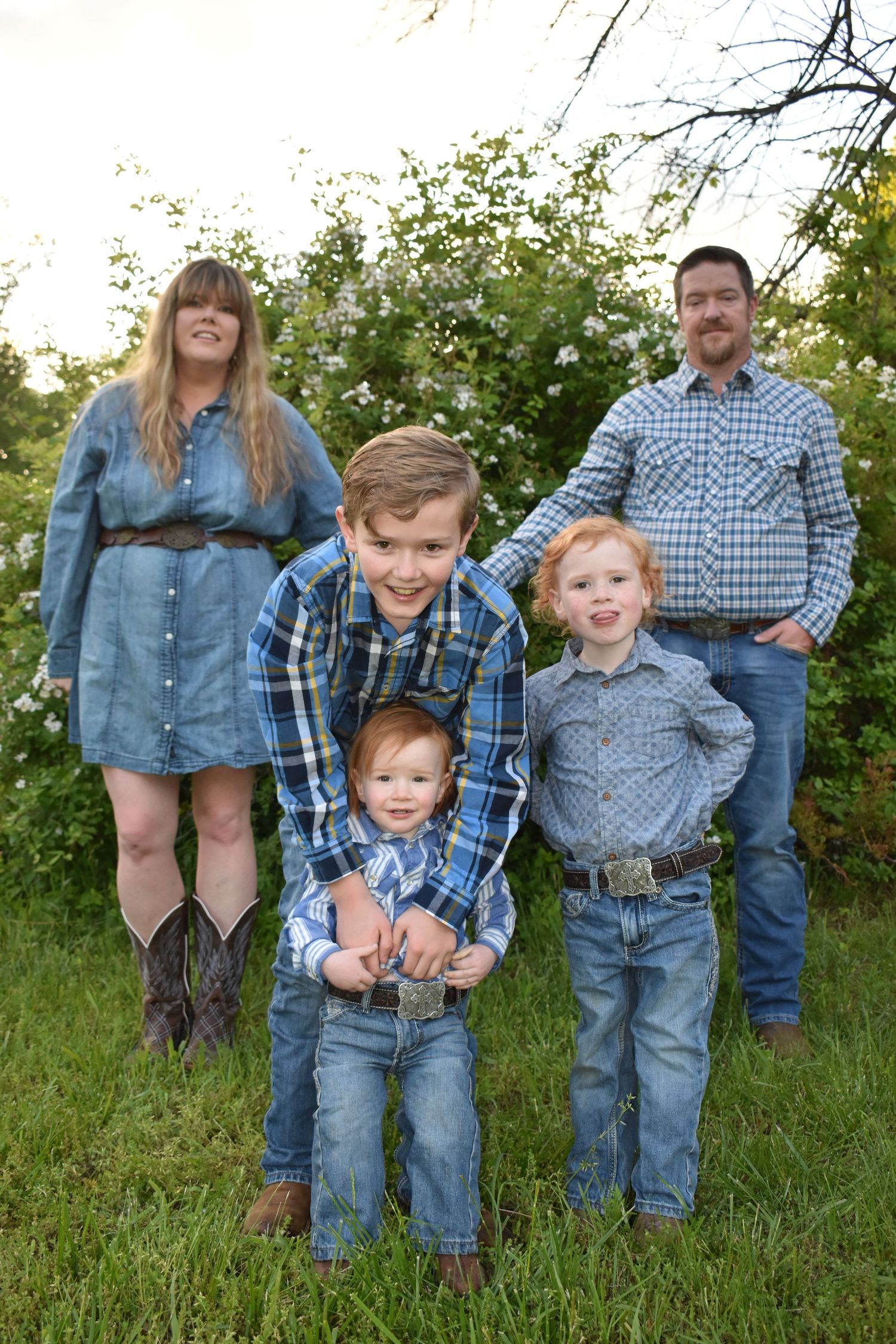 Outdoor family pictures Republic, MO
