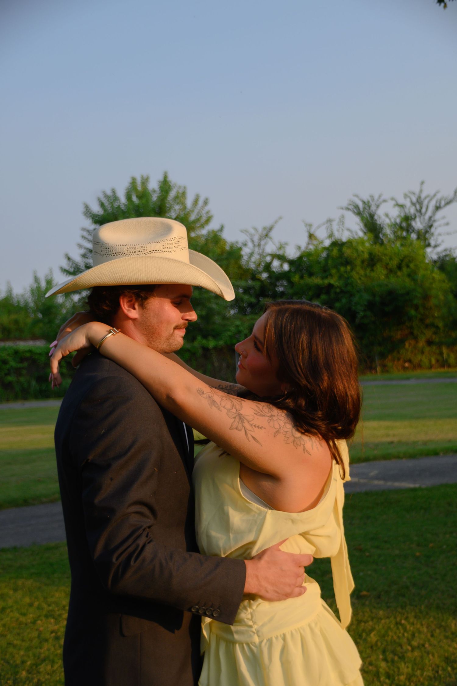 Outdoor couple photos Springfield, MO