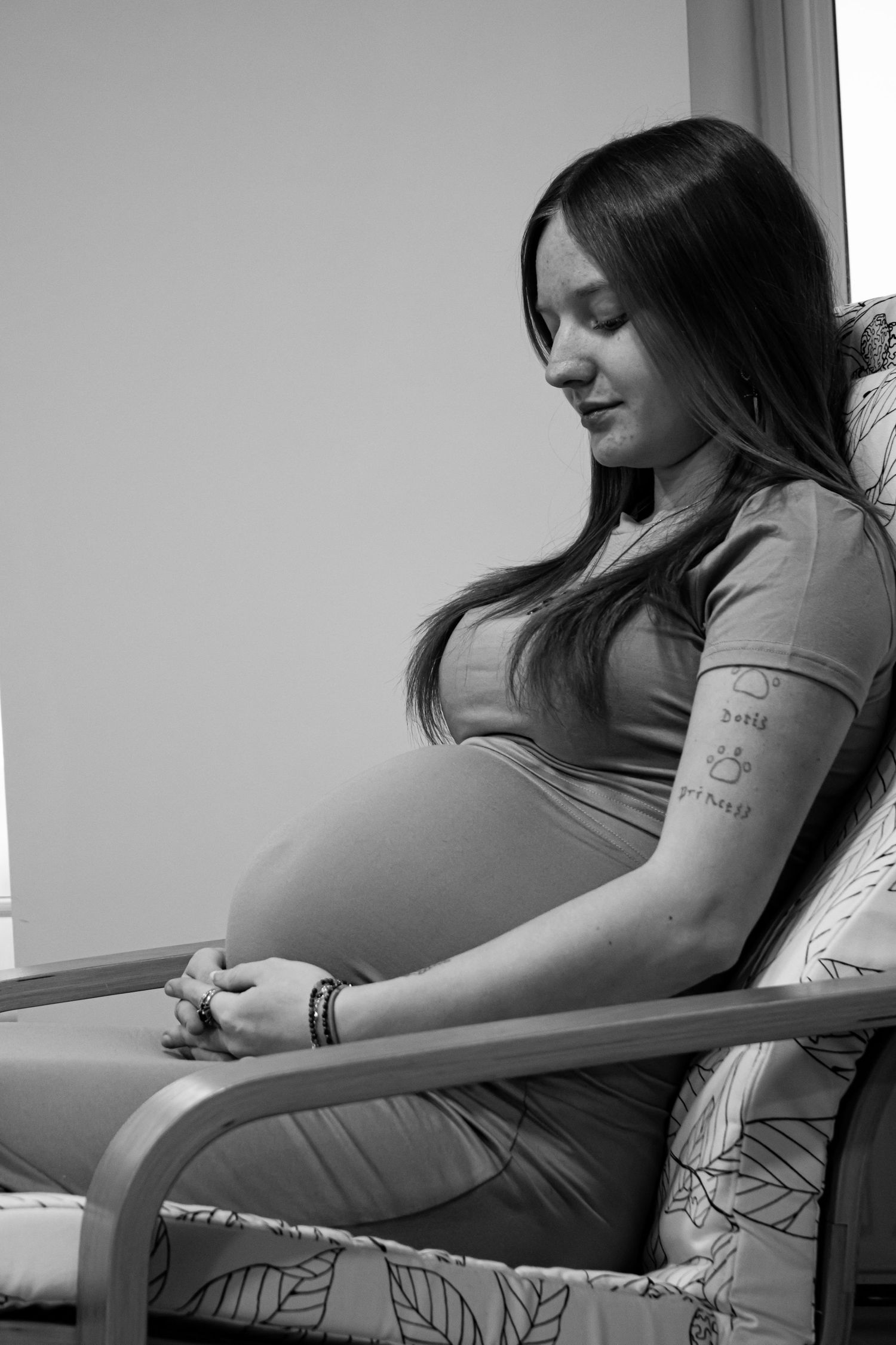 Side profile progression photos showing stages of pregnancy in black and white.