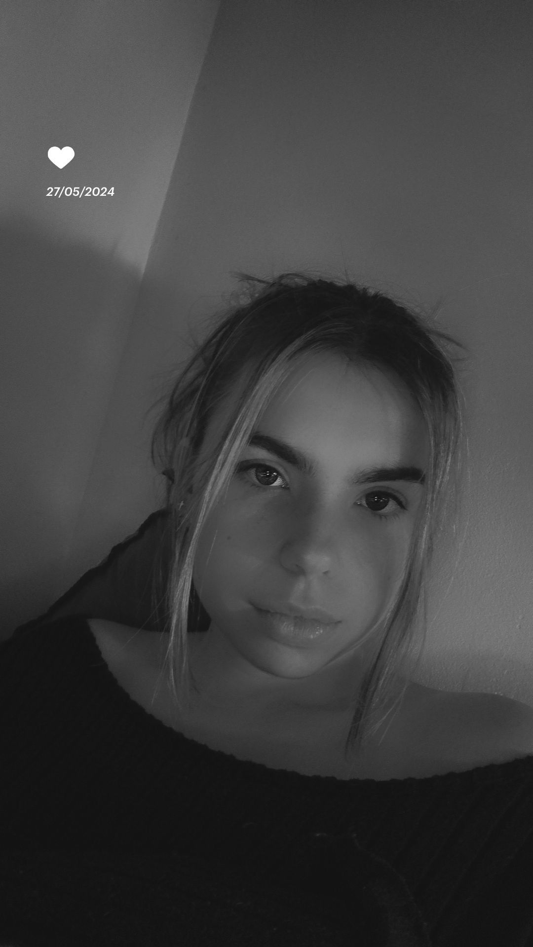 Black and white selfie of a young woman with straight hair, dated 27/05/2024, with a heart icon overlay.