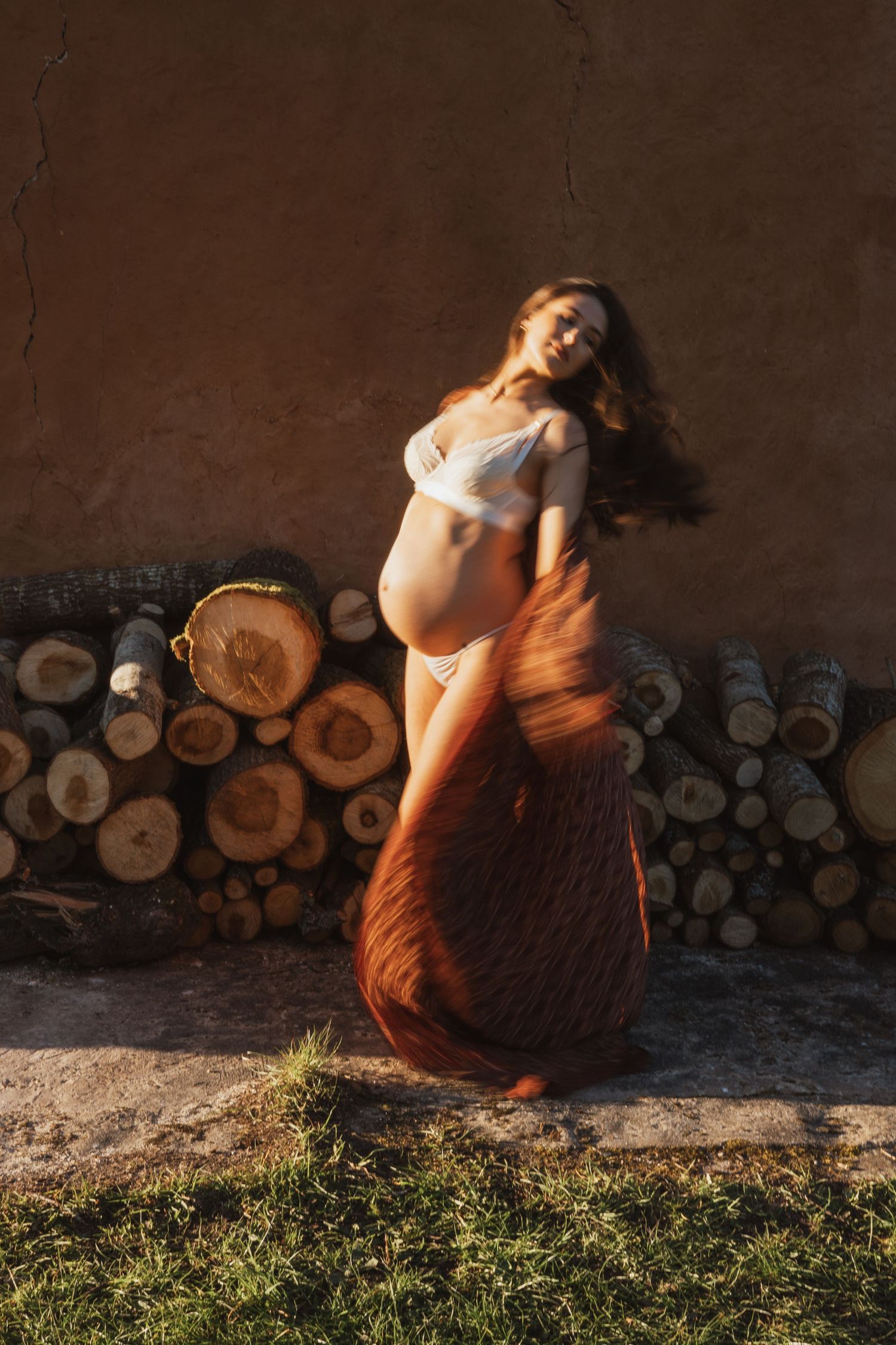 Outdoor maternity photography session West London, natural light bump portrait