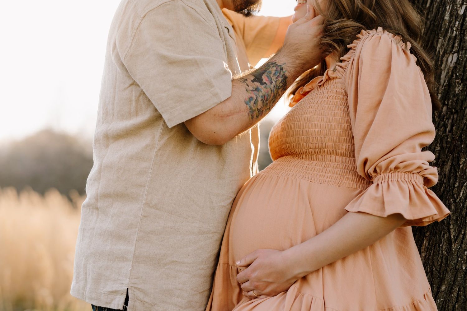 Man kisses pregnant woman