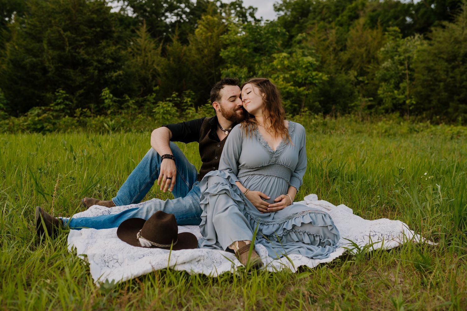 Parents snuggle during maternity session with maternity photographer maryville tennessee