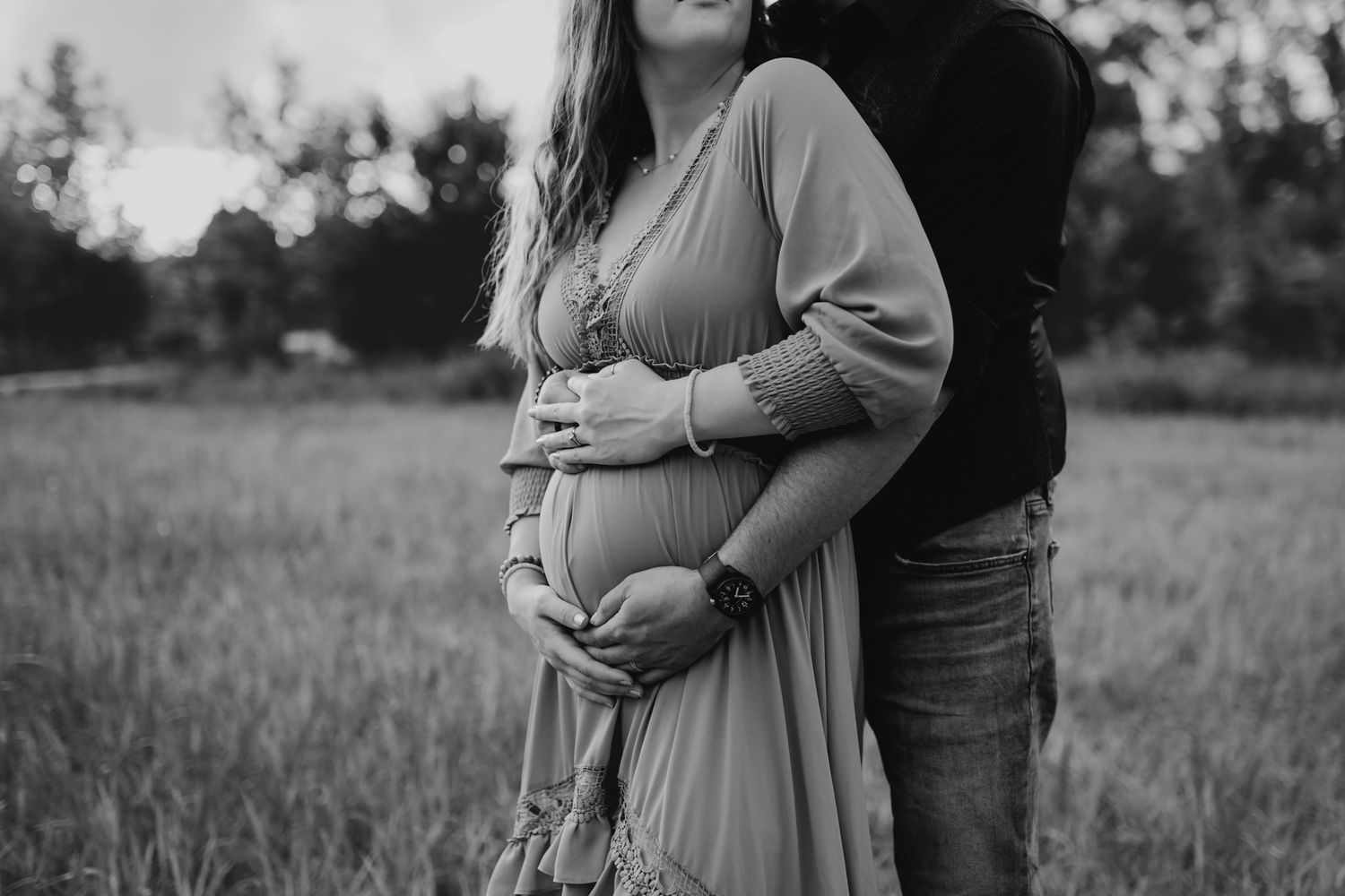 Dad embraces pregnant mom during session with west knox maternity photographer