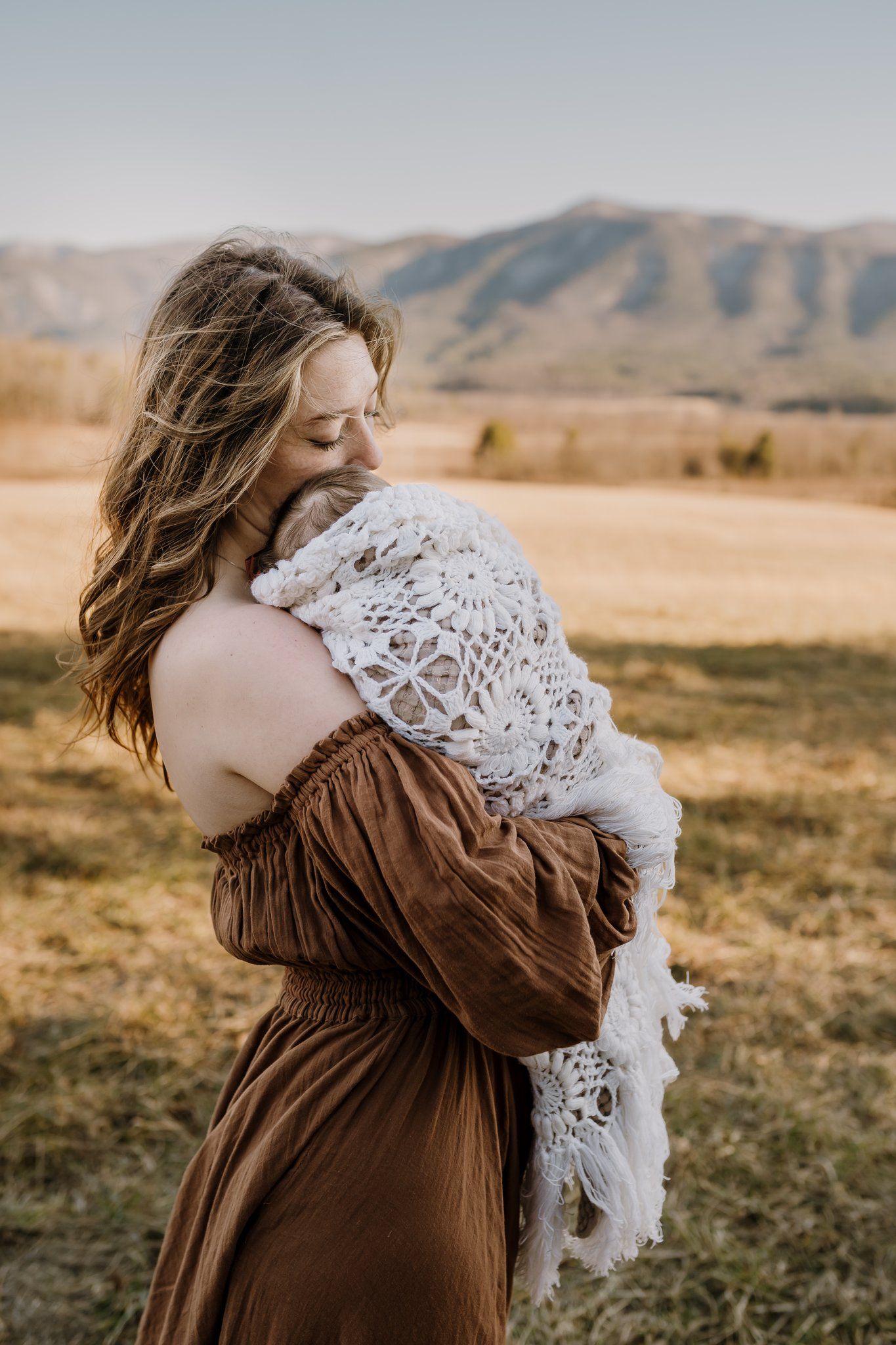 mom snuggles daughter in great smoky mtns cades cove
