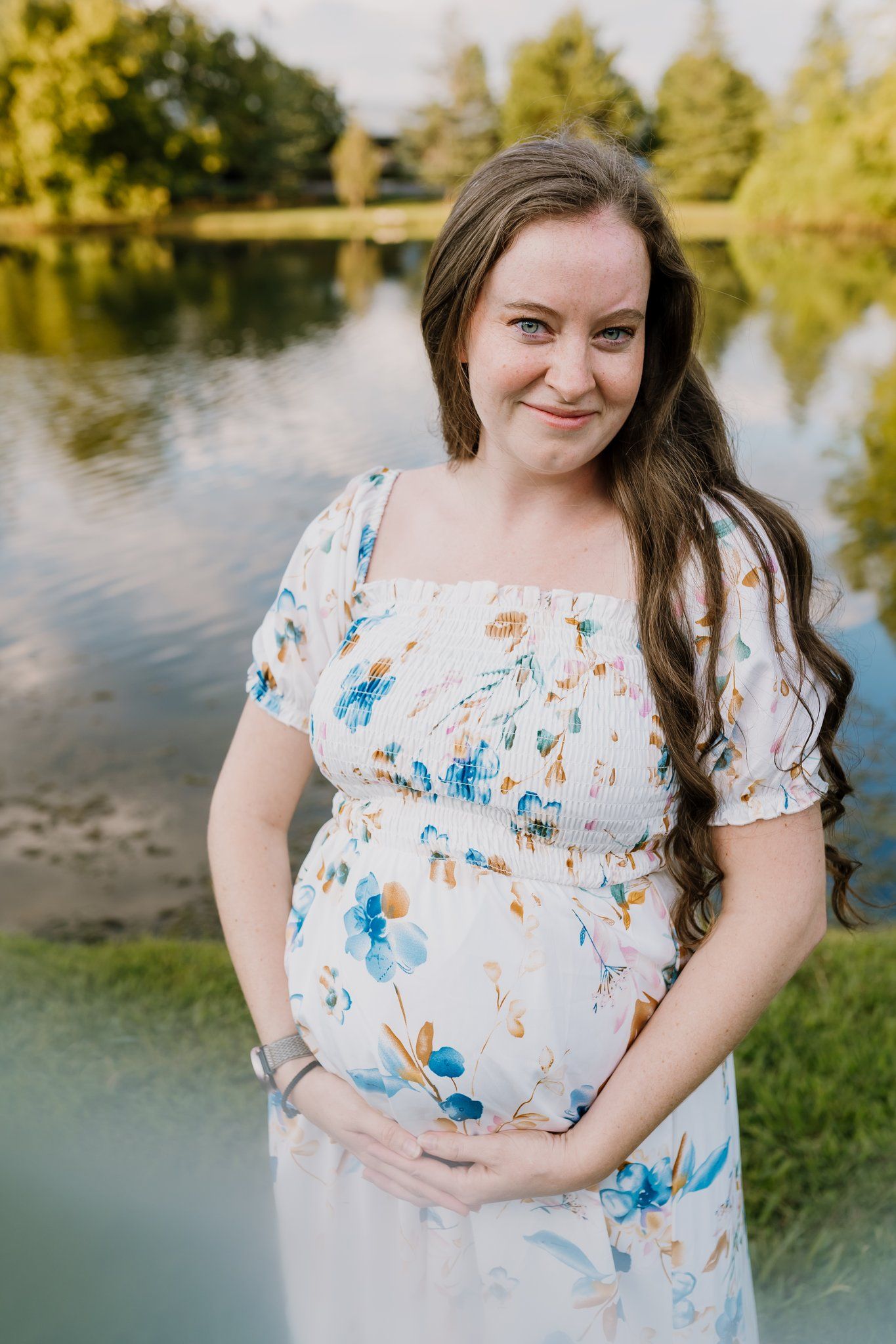 Pregnant mom smiles at the camera during knoxville maternity photography session