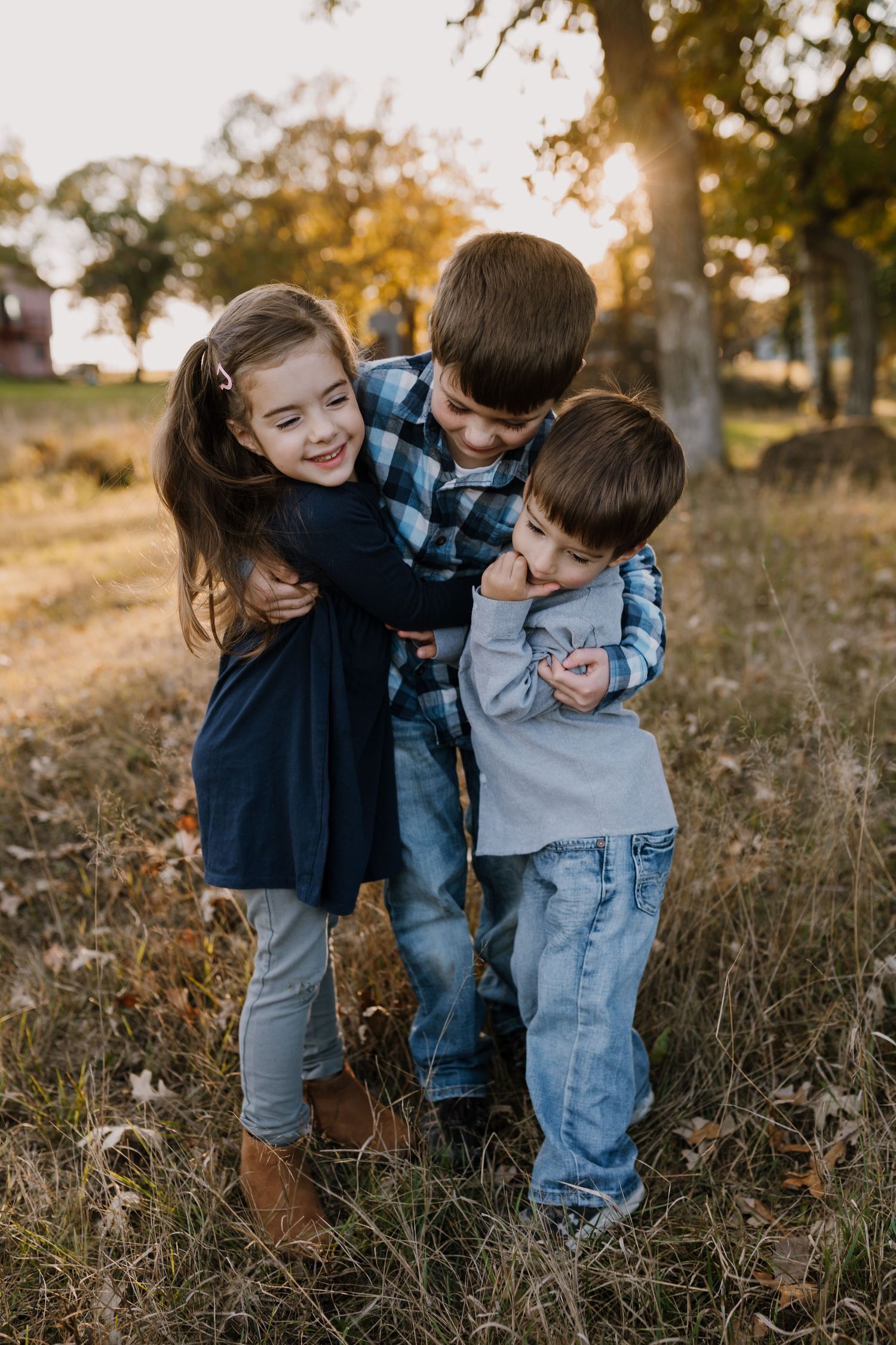 Maryville family photographer photographs three kids together
