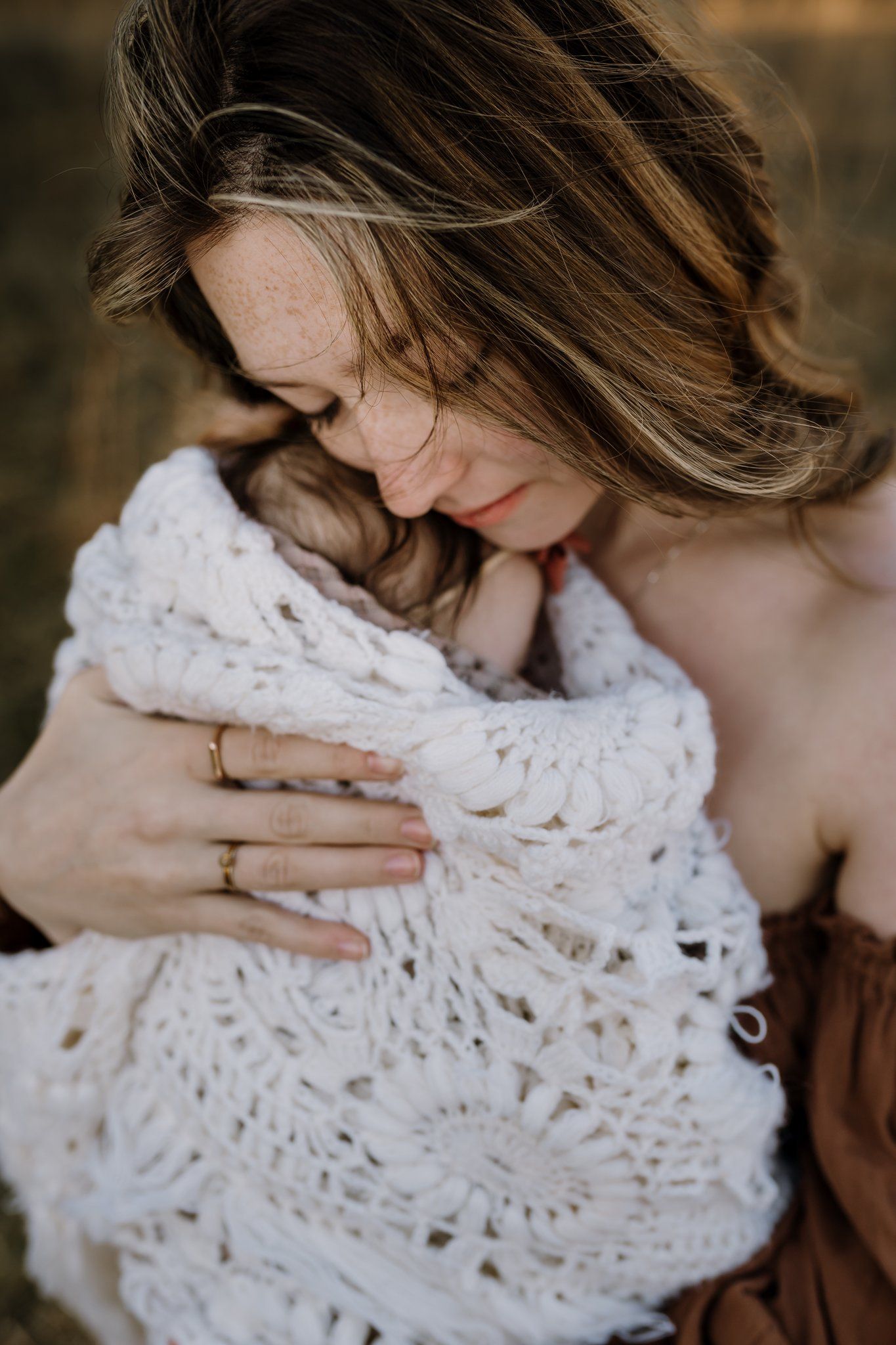 Mom embraces daughter during cades cove photos
