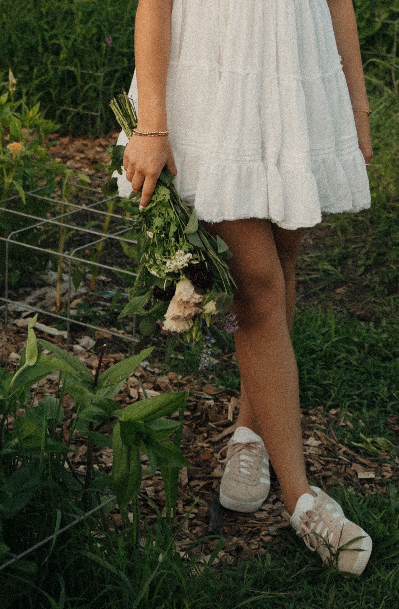 Lizy Gates at Mrs. Effies Country Flowers

PVHS Class of 2026 - Summer Senior Session 
- Riverdale, Iowa, Pleasant Valley, Iowa- Detail shot