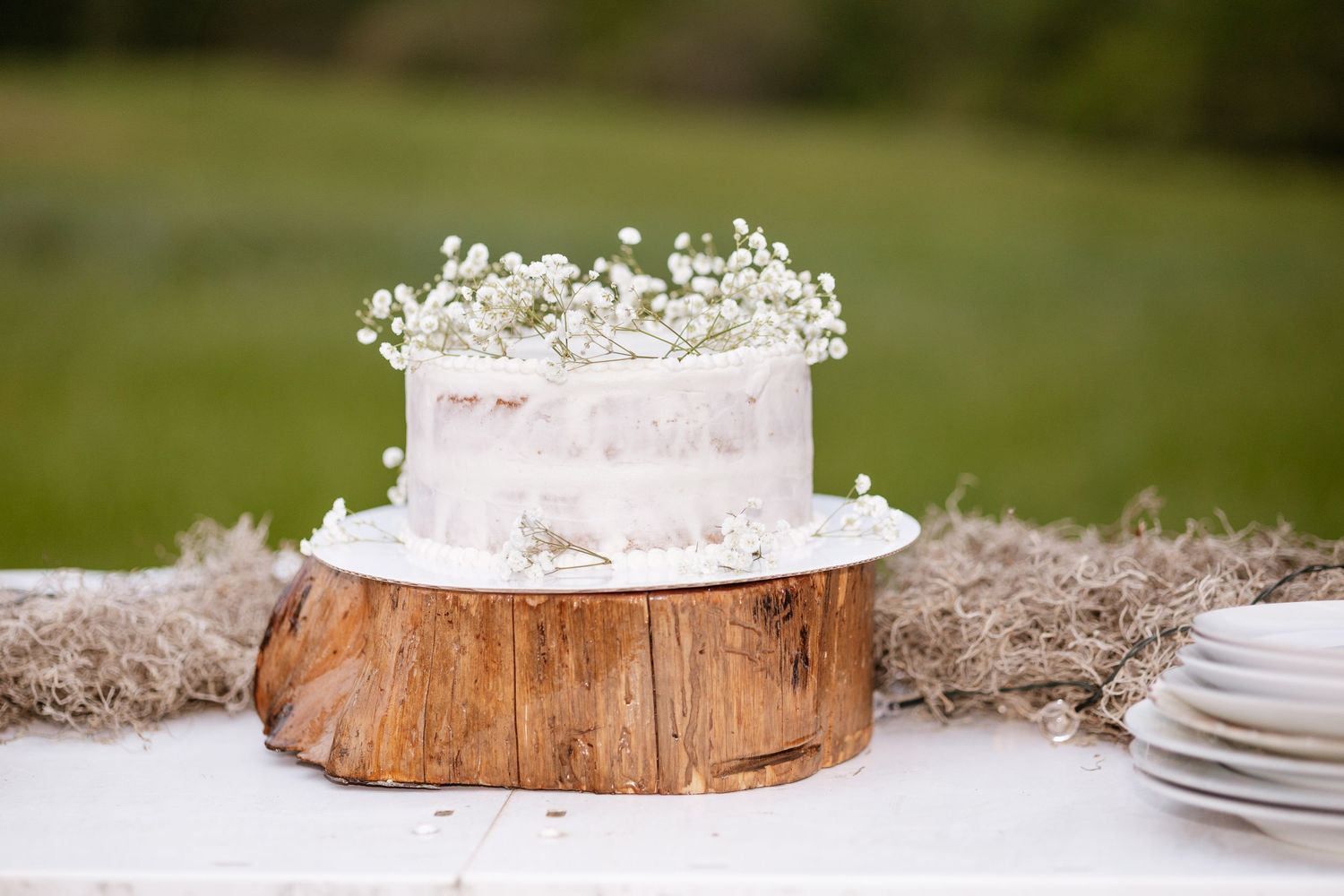 Detail shot of a beautiful simplistic wedding cake.
