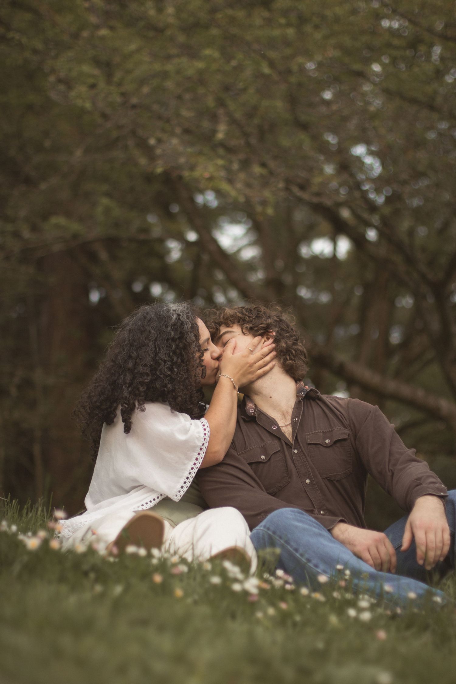 couple kissing in couples photography photo in seattle, washington