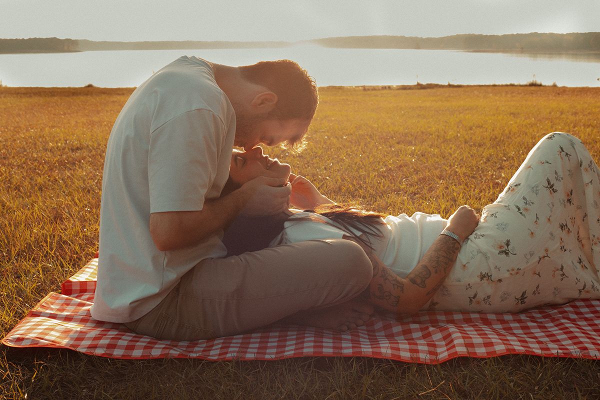 Atlanta couples photographer capturing a romantic moment by the lake at golden hour