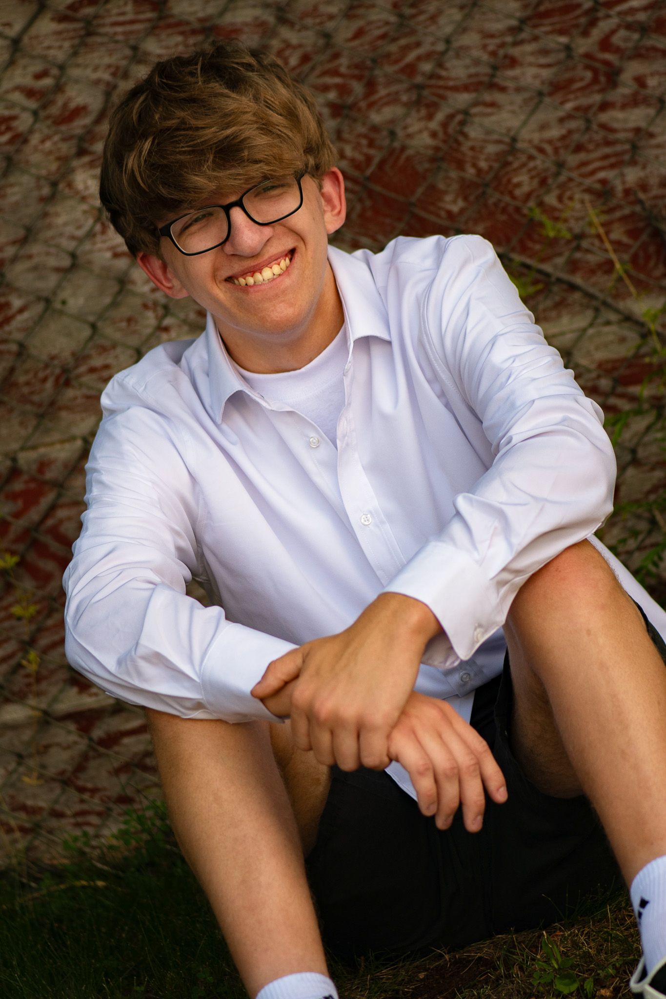 Casual outdoor portraits on stone patio with ivy backdrop. Simply Junique Senior Portrait Experience Game Day to Grad Day