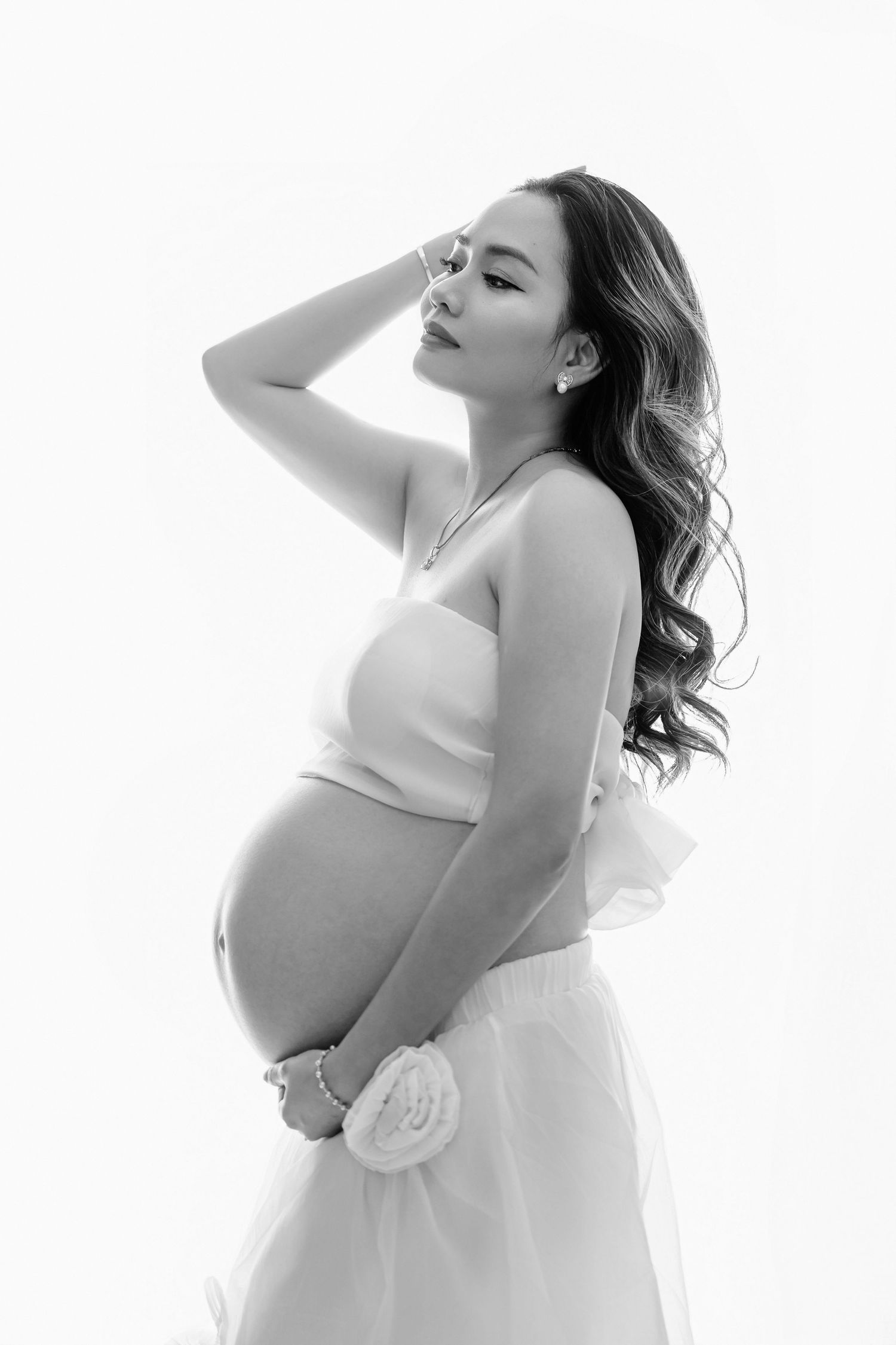 Maternity , interacting with parents, white theme photo in black and white