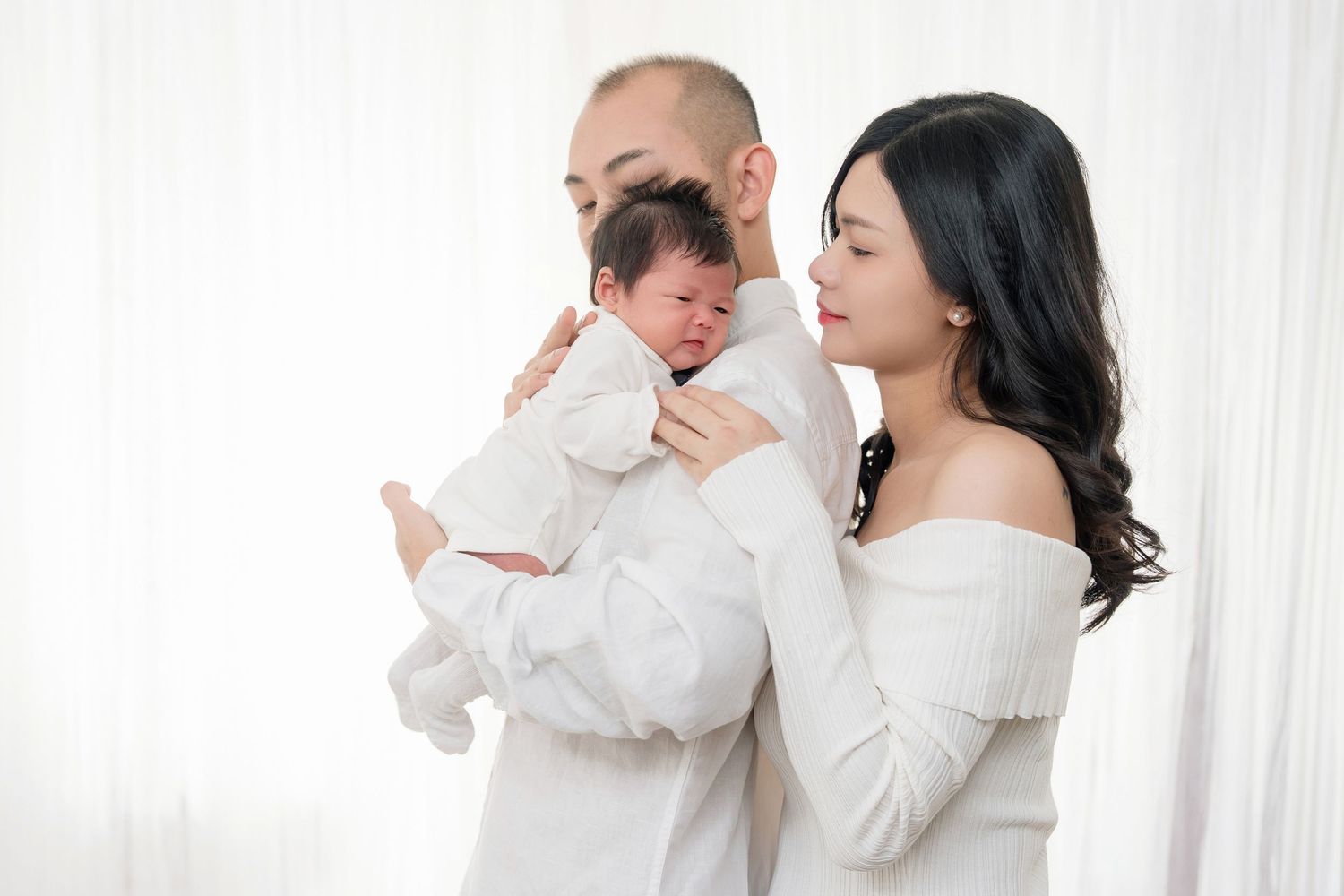 Newborn photo with cute session, interacting with parents, white theme