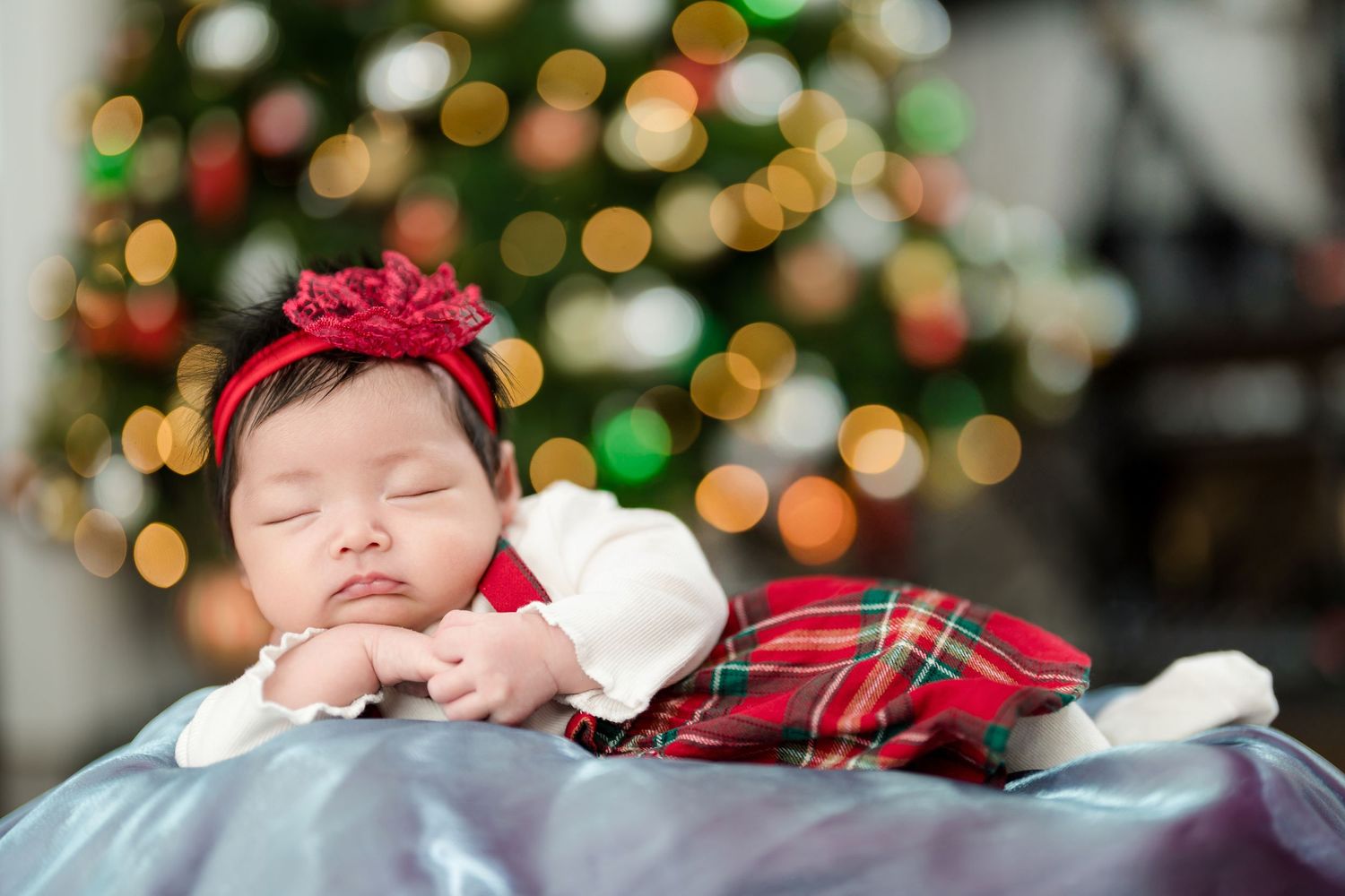 Christmas newborn photo, baby photo with Christmas clothes and Christmas tree