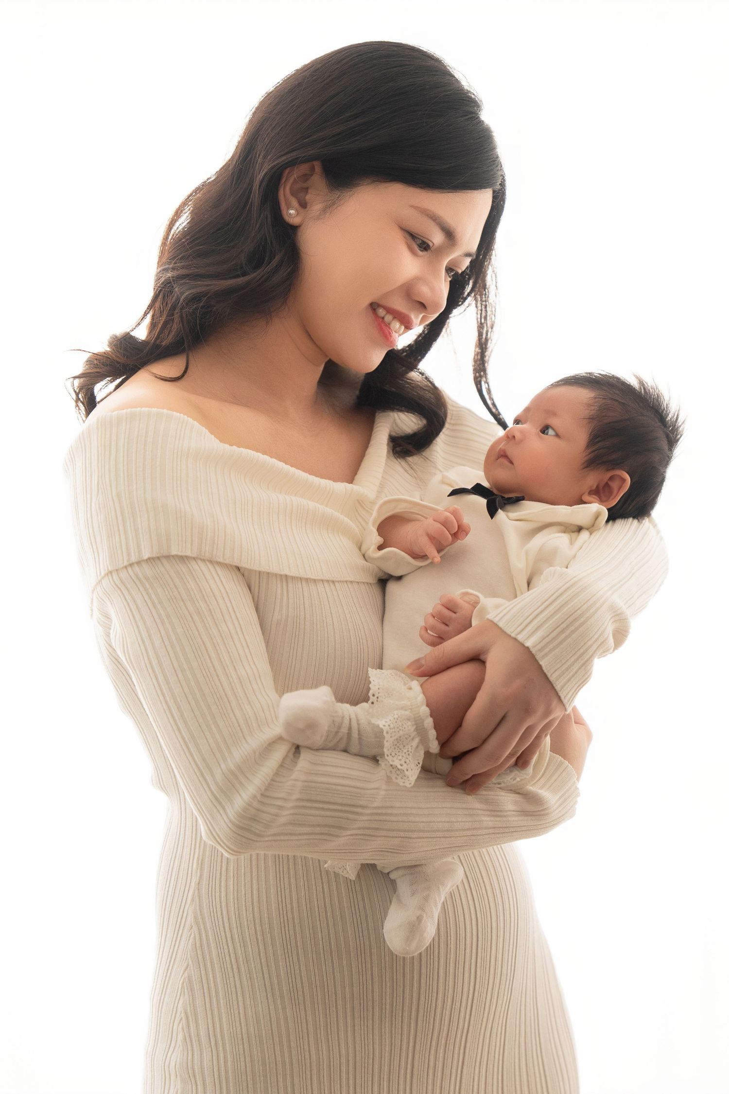 Newborn photo with cute session, interacting with parents, white theme
