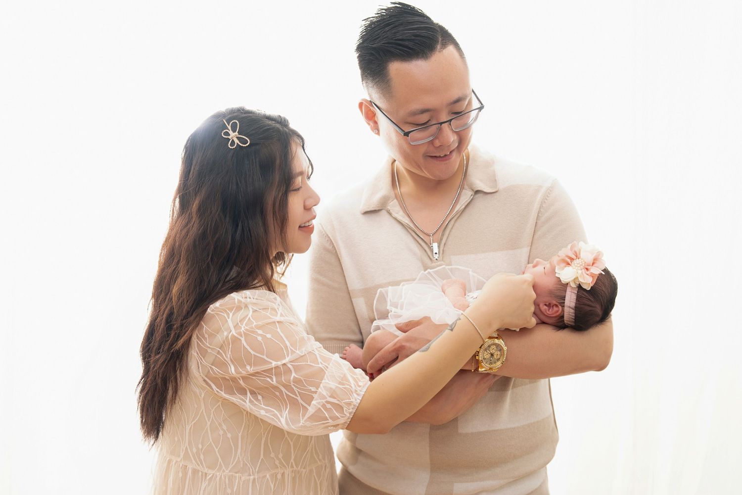 Newborn photo with cute session, interacting with parents, white theme