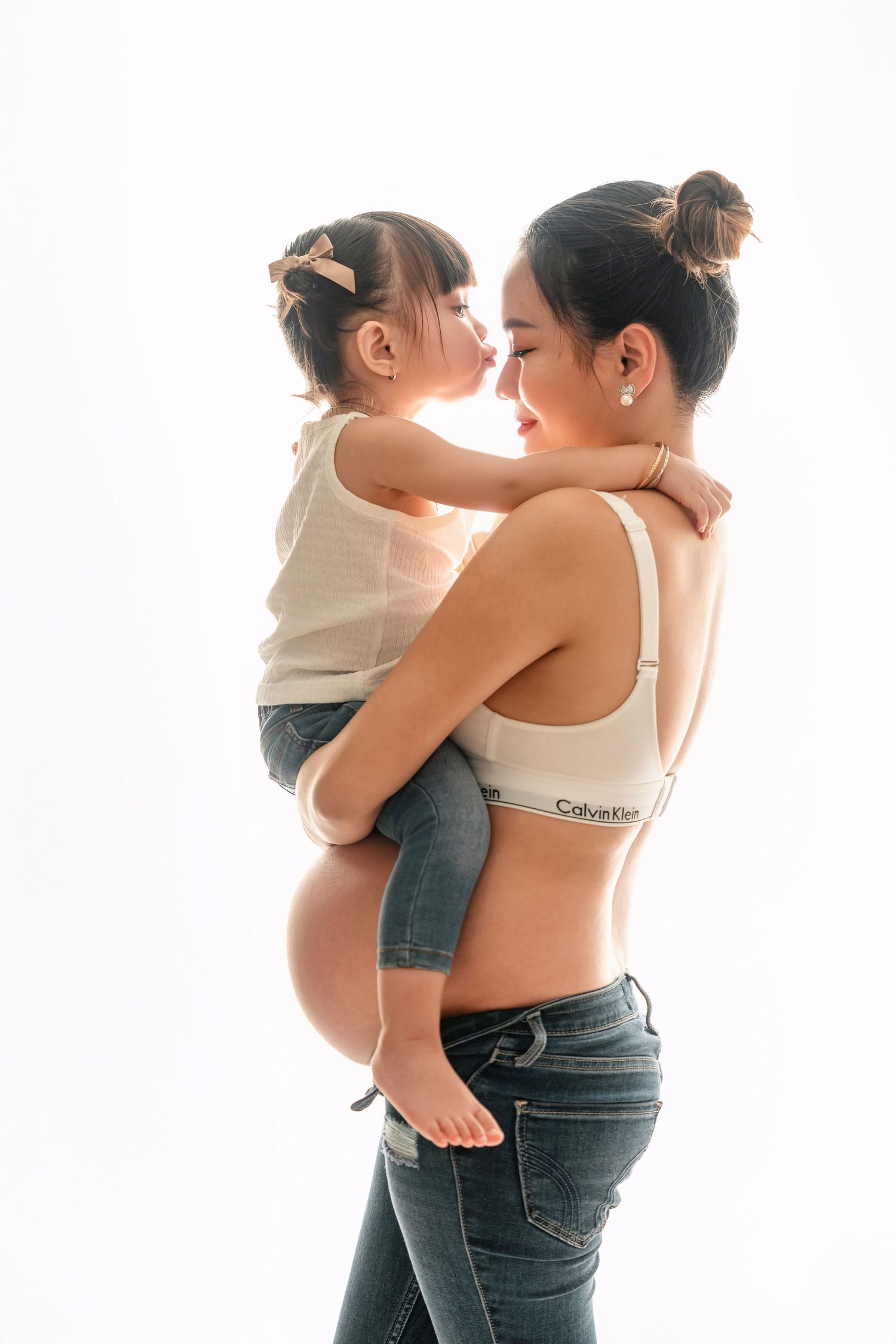 Newborn photo with cute session, interacting with parents, cute theme with jeans