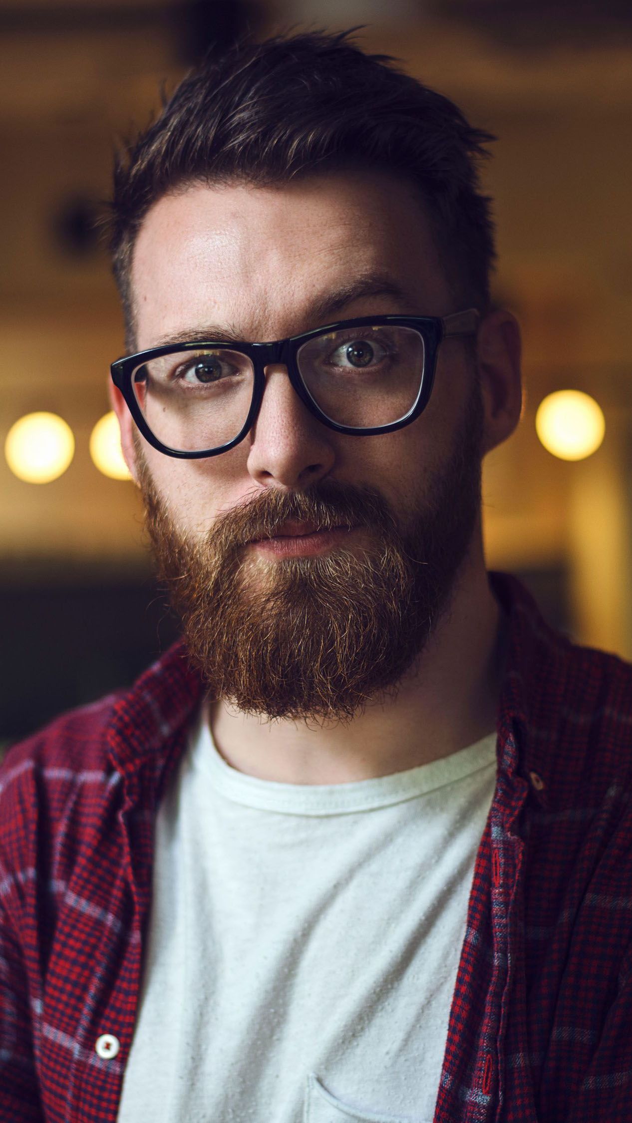 retrato para empresas con un chico de gafas